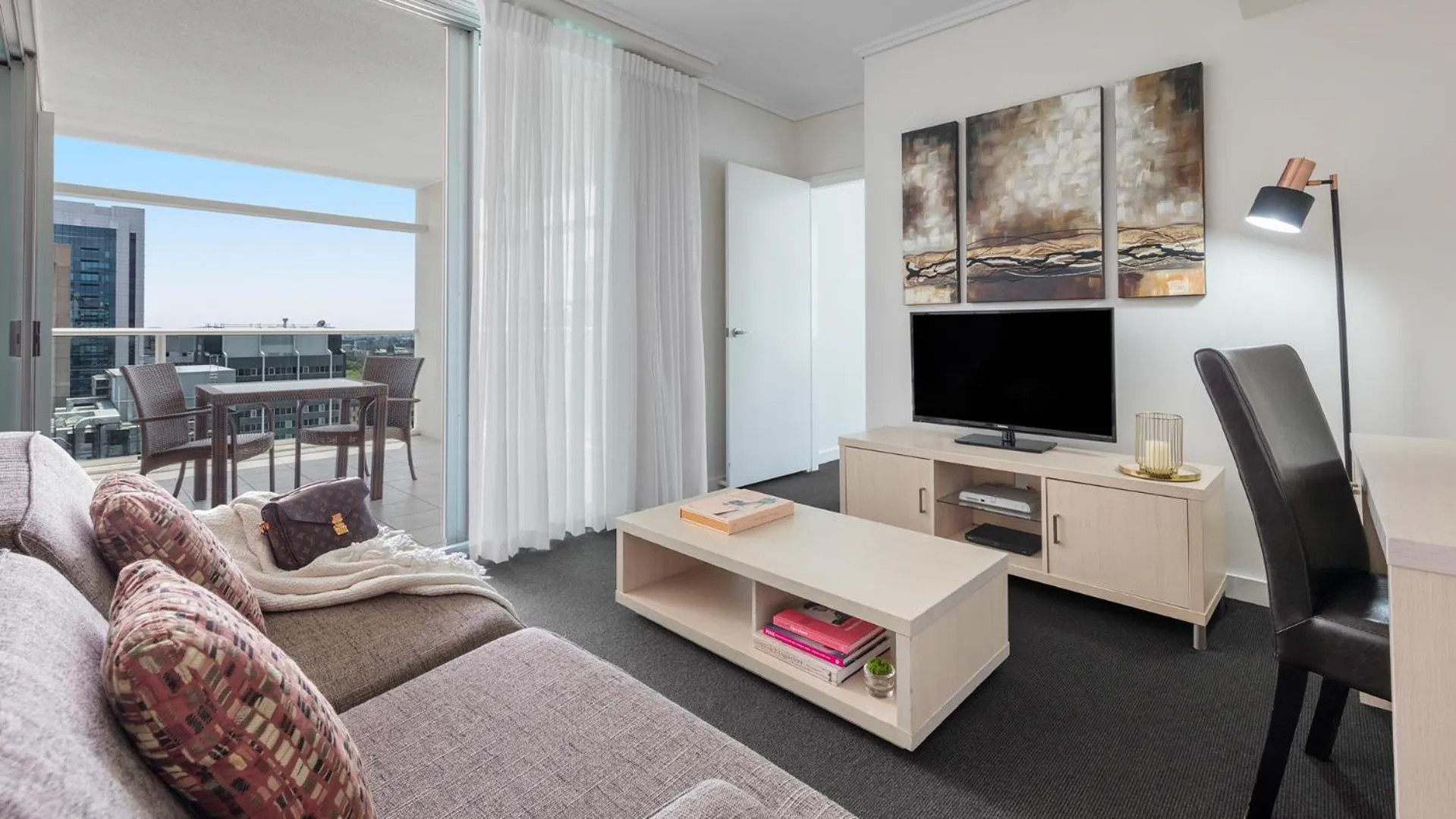 TV and multimedia in Oaks Brisbane Casino Tower Suites
