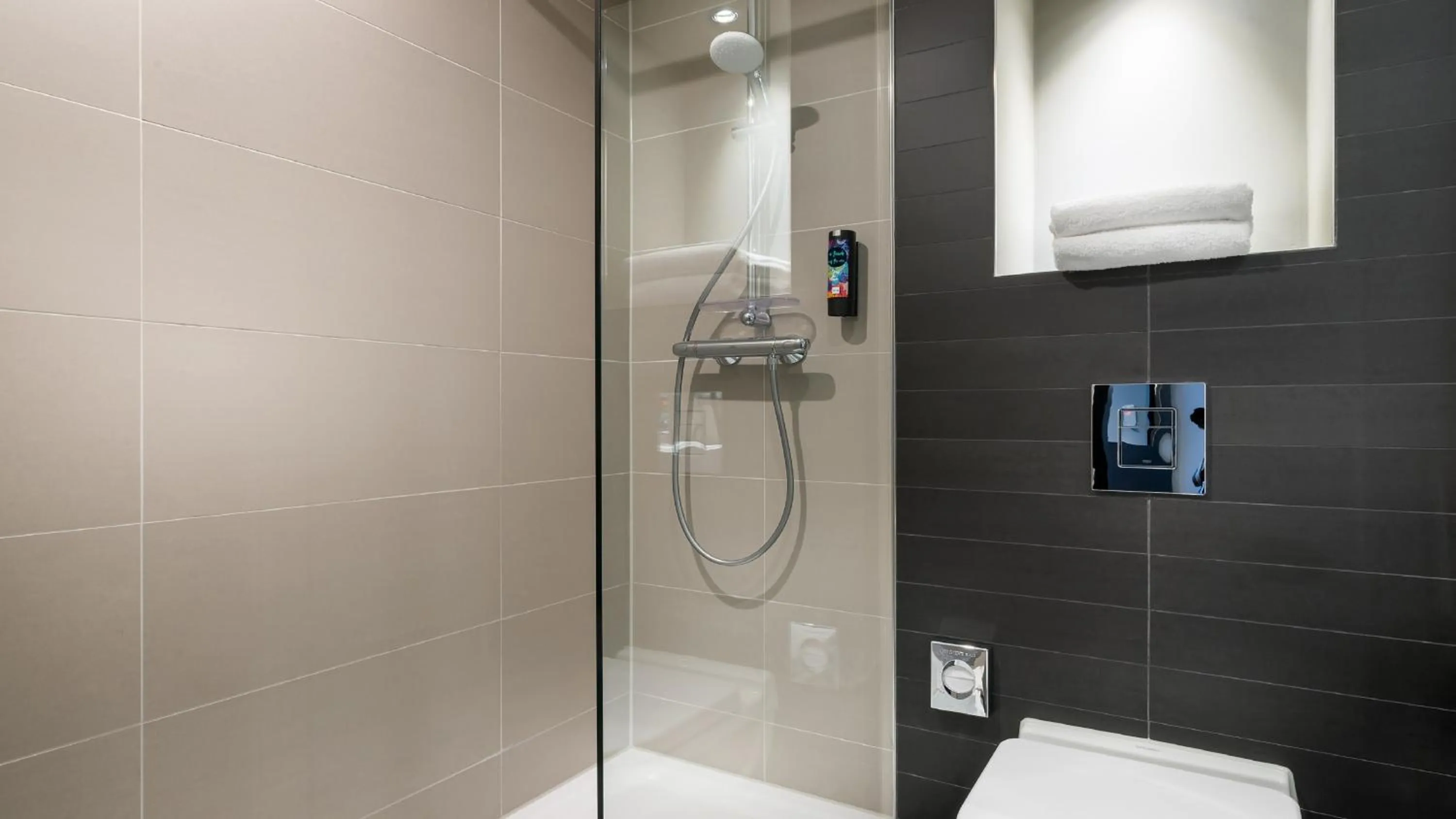 Bathroom in Holiday Inn - the niu, Square Mannheim by IHG