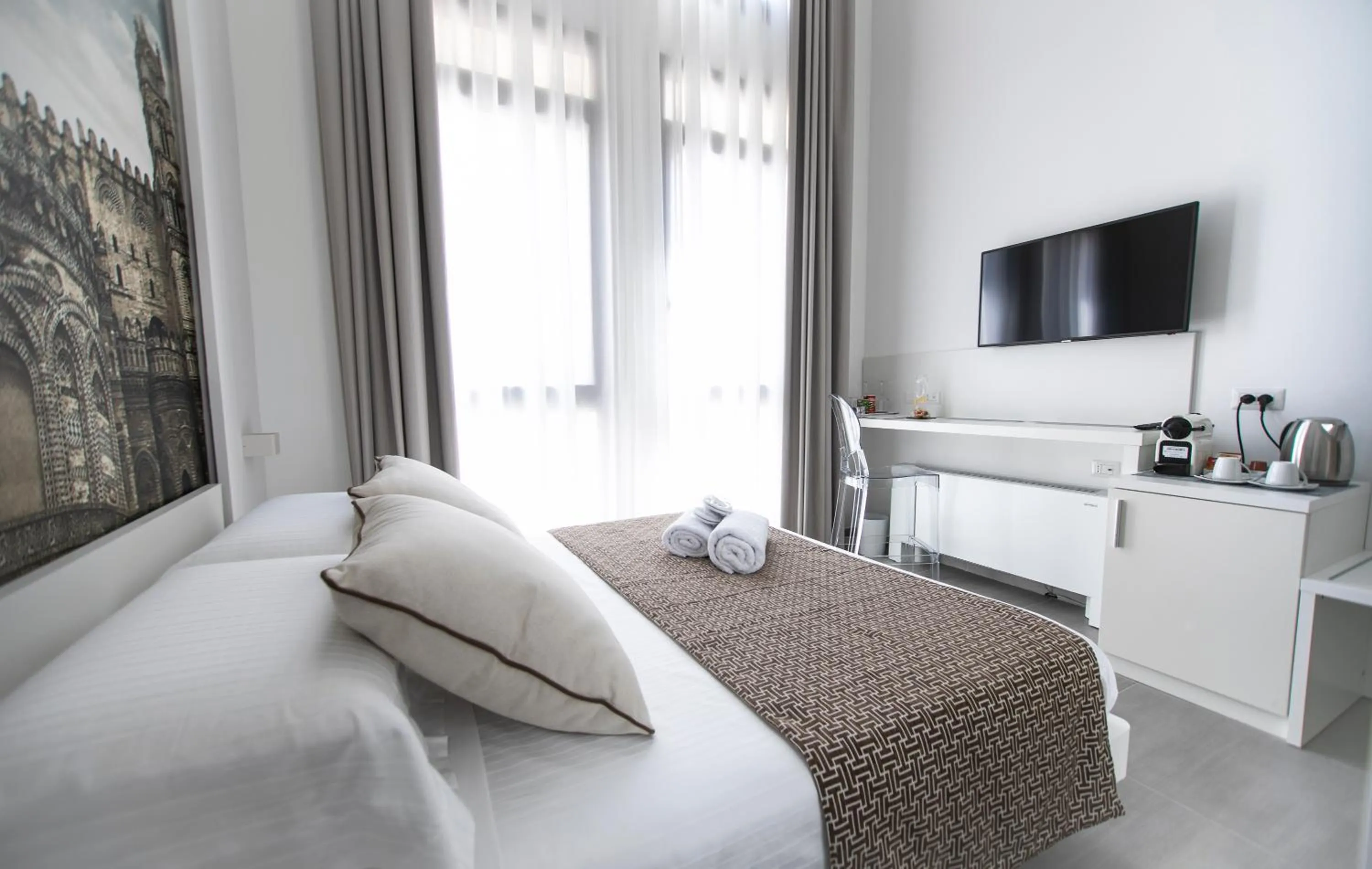 Photo of the whole room, Bed in Suite Quaroni