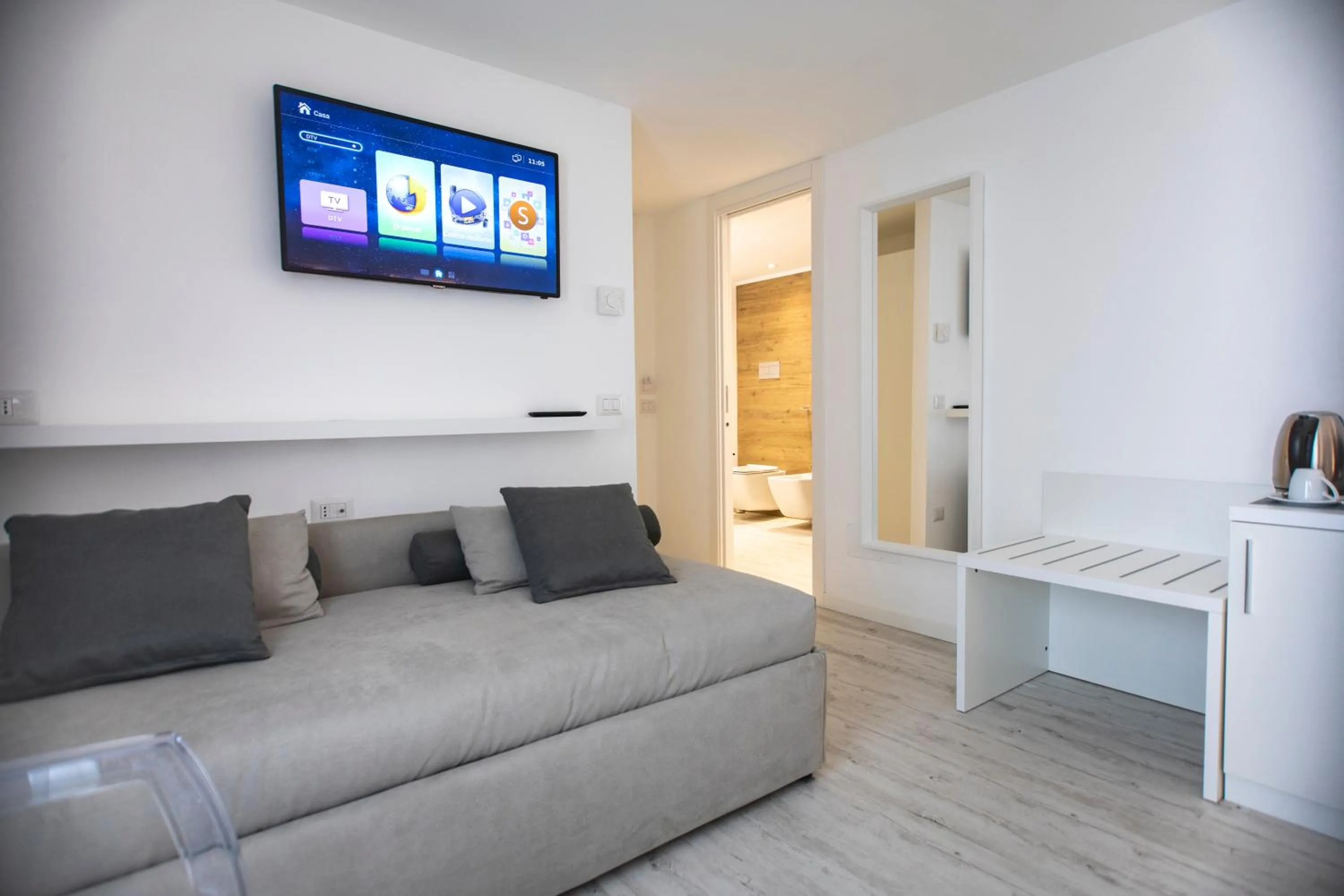 Photo of the whole room in Suite Quaroni