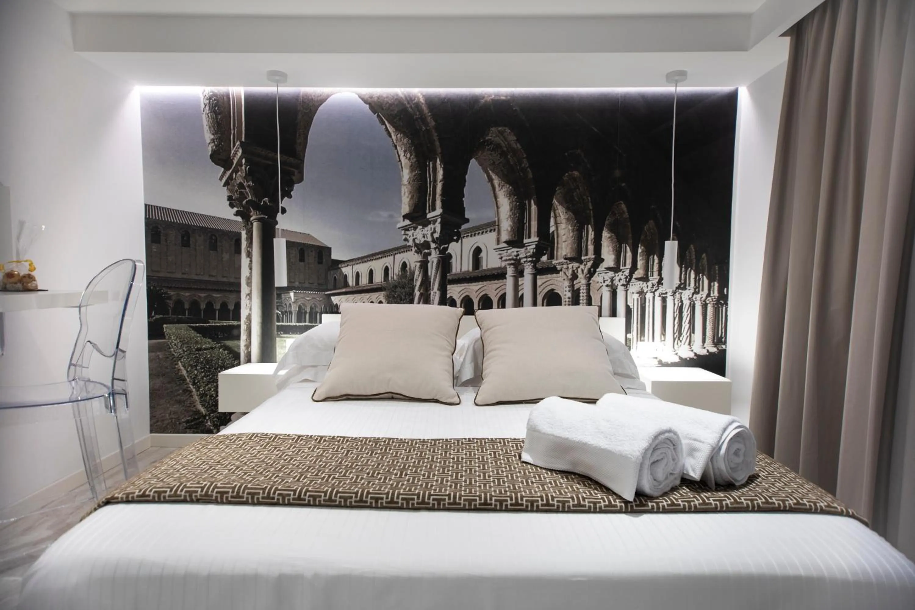 Photo of the whole room, Bed in Suite Quaroni