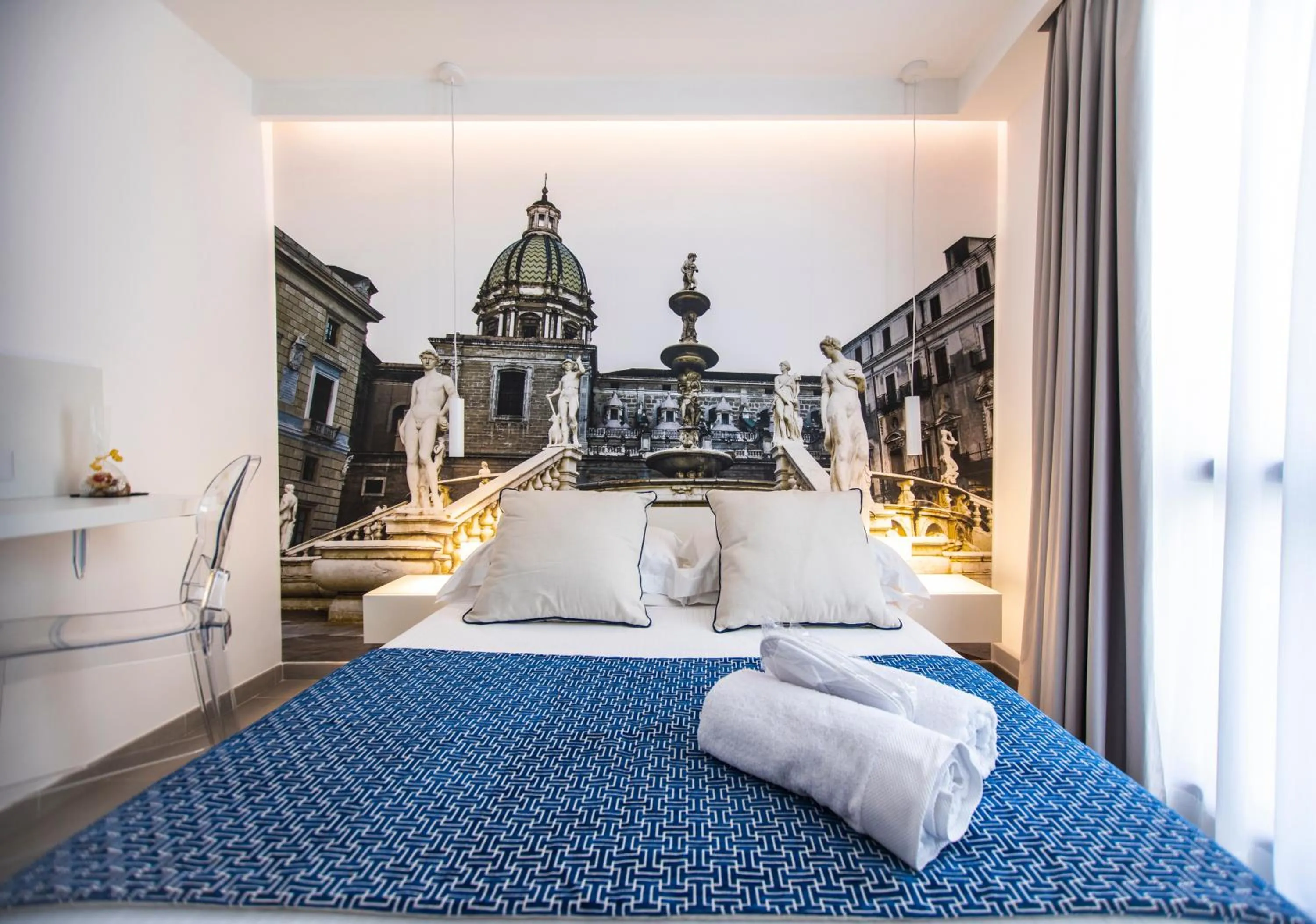 Photo of the whole room, Bed in Suite Quaroni