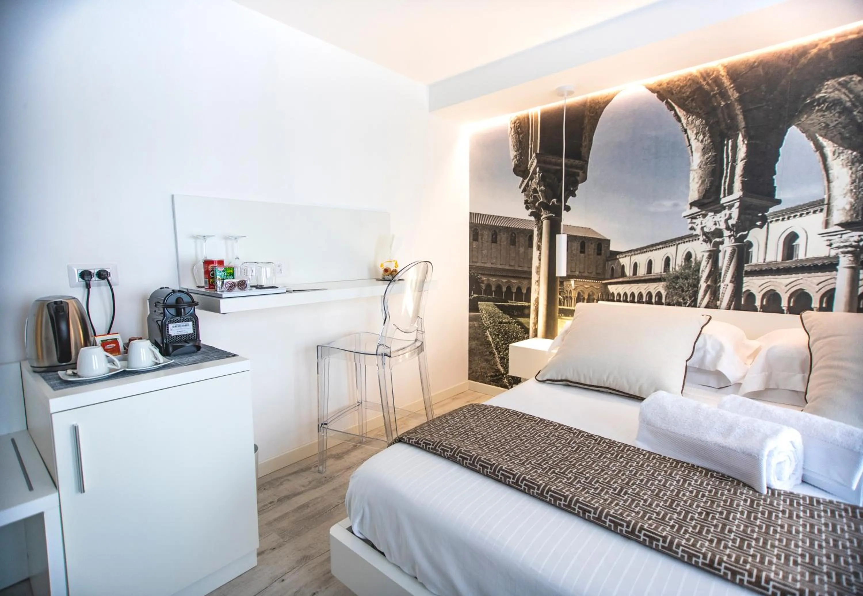 Photo of the whole room, Bed in Suite Quaroni