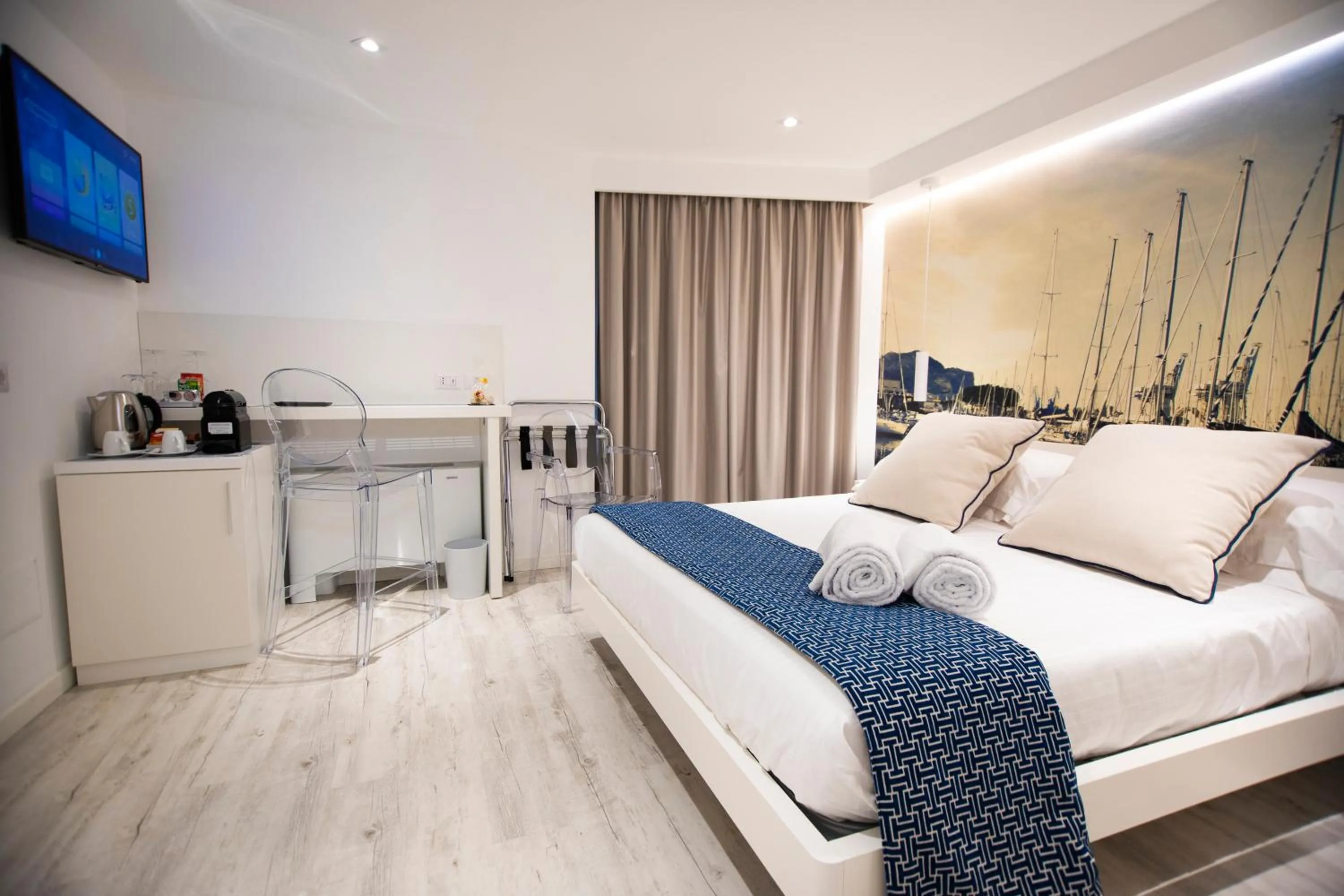 Photo of the whole room, Bed in Suite Quaroni