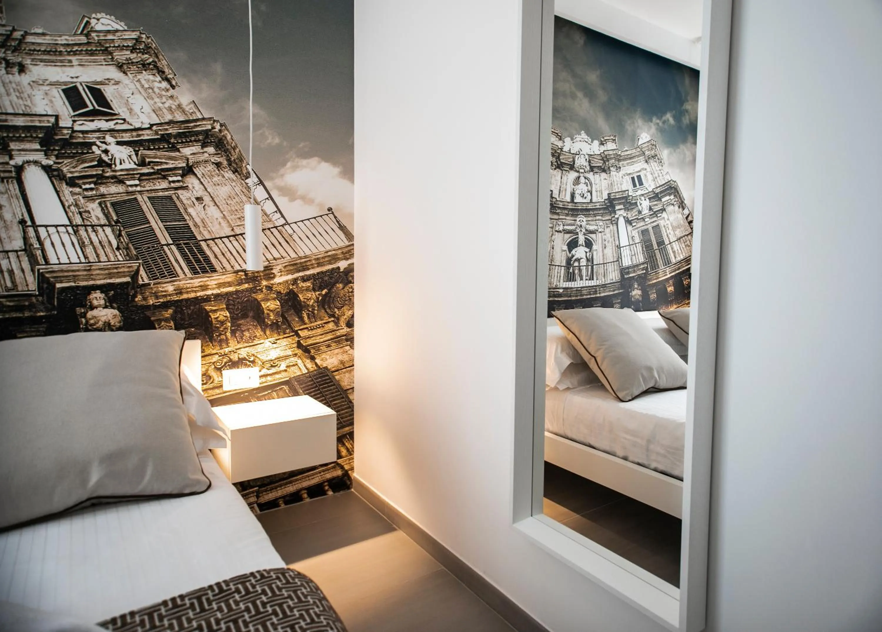 Photo of the whole room, Bed in Suite Quaroni