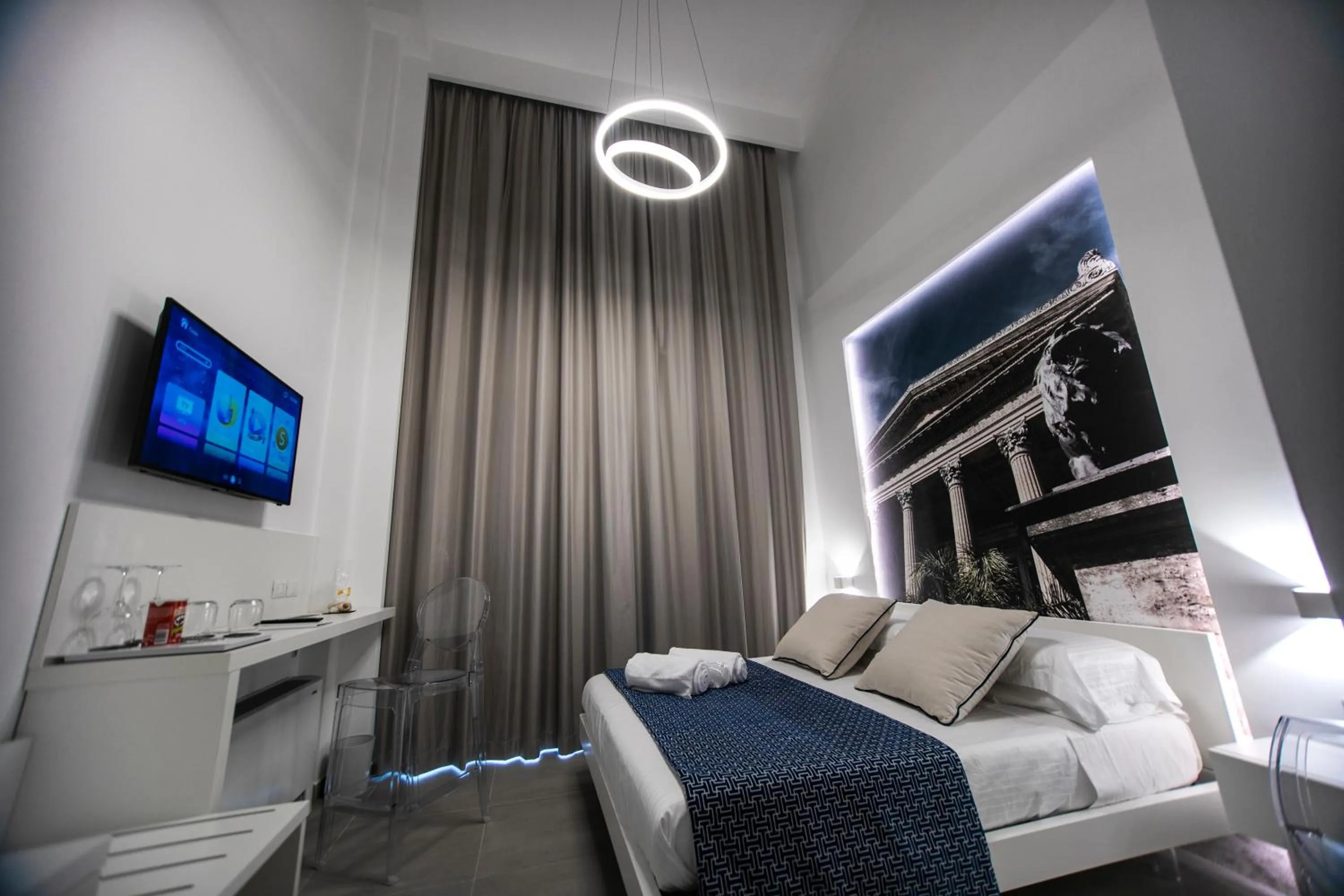 Photo of the whole room, Bed in Suite Quaroni