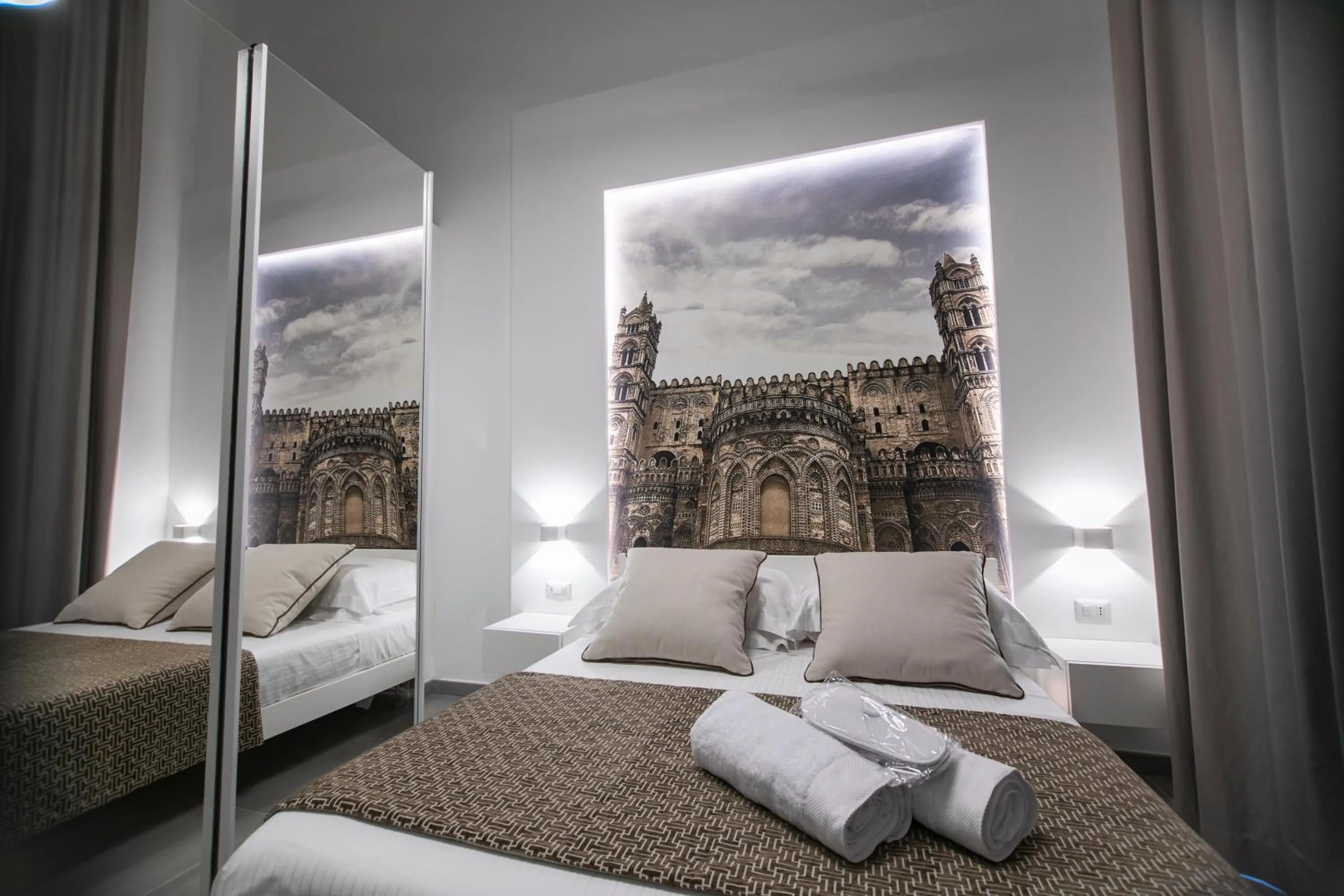 Photo of the whole room, Bed in Suite Quaroni