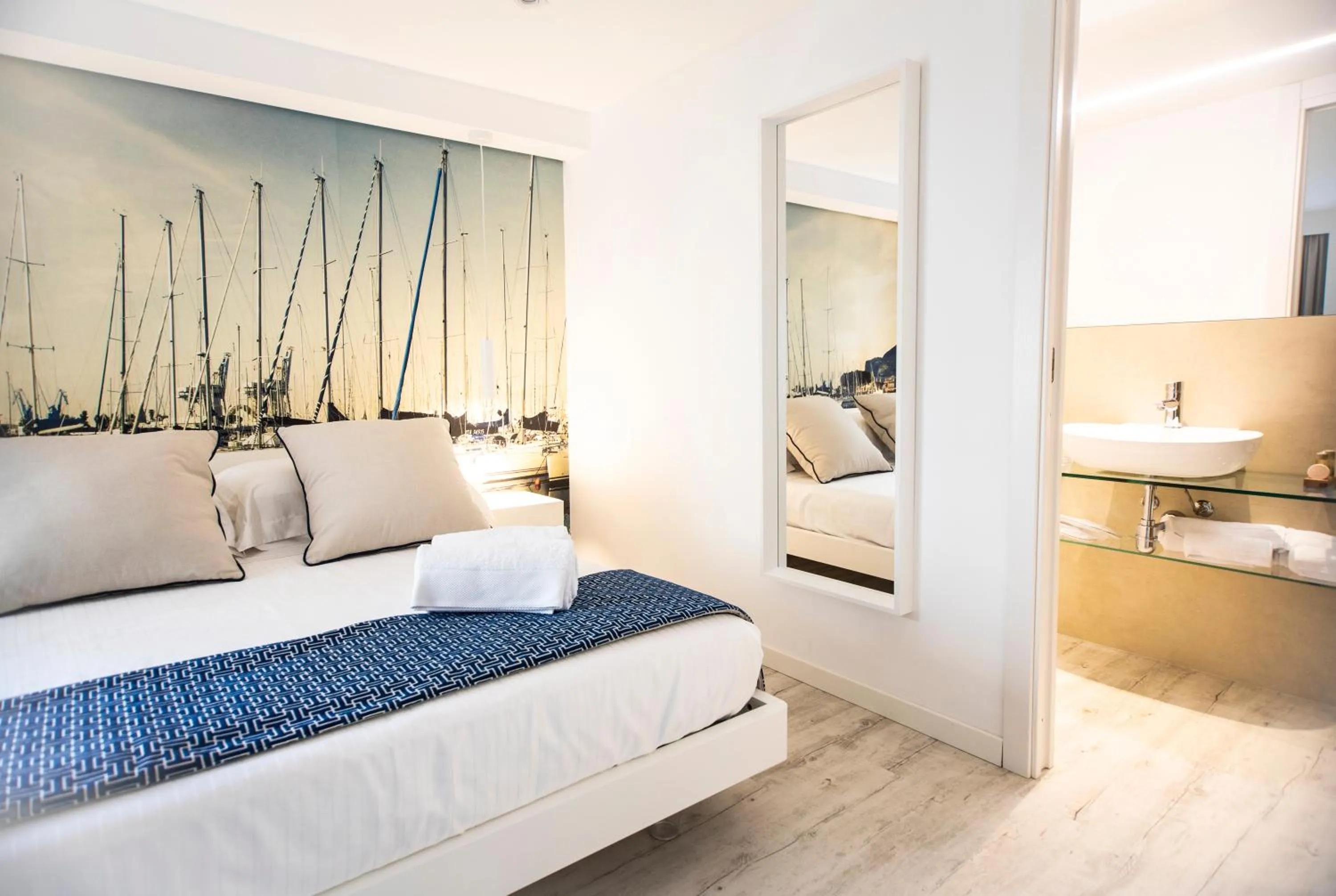 Photo of the whole room, Bed in Suite Quaroni