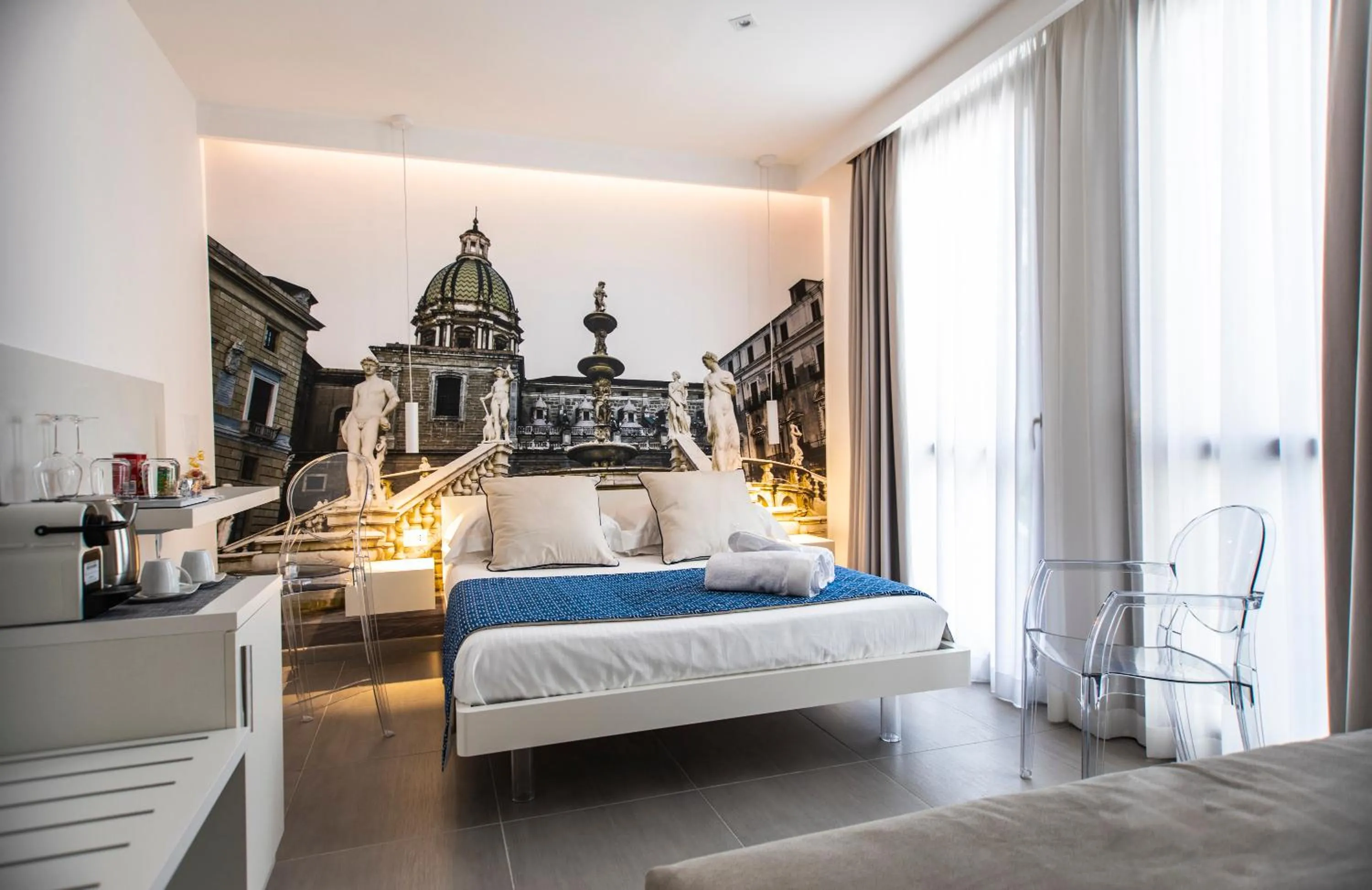 Photo of the whole room, Bed in Suite Quaroni