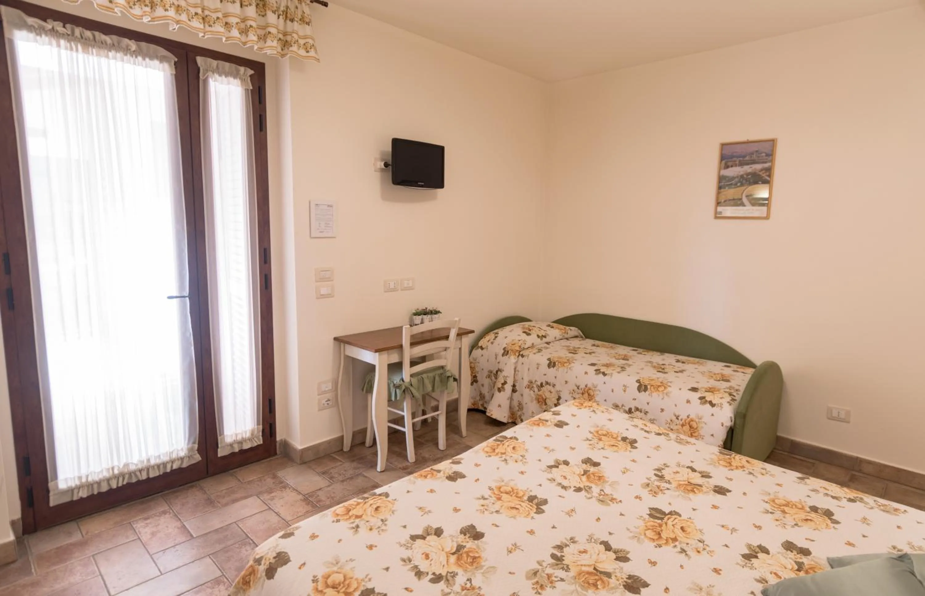 Photo of the whole room, Bed in Rosa di Assisi