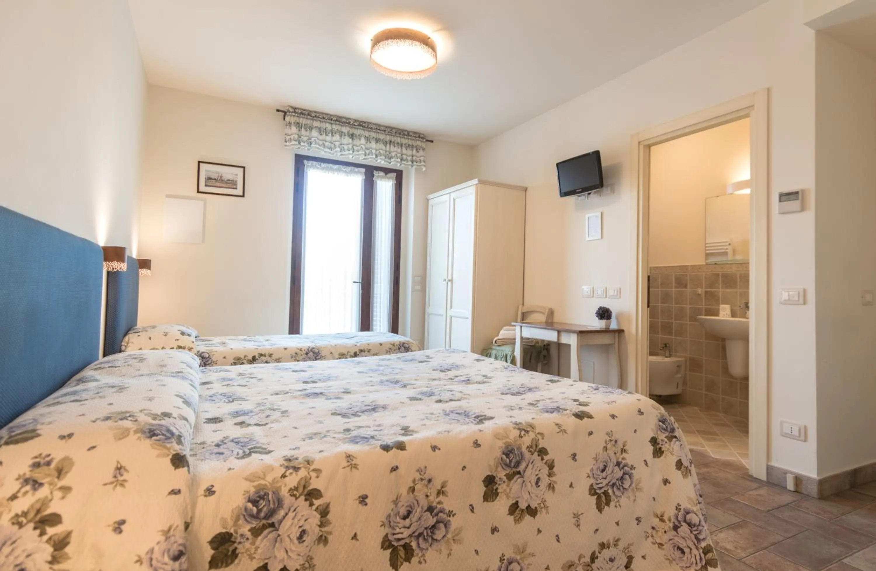 Photo of the whole room, Bed in Rosa di Assisi