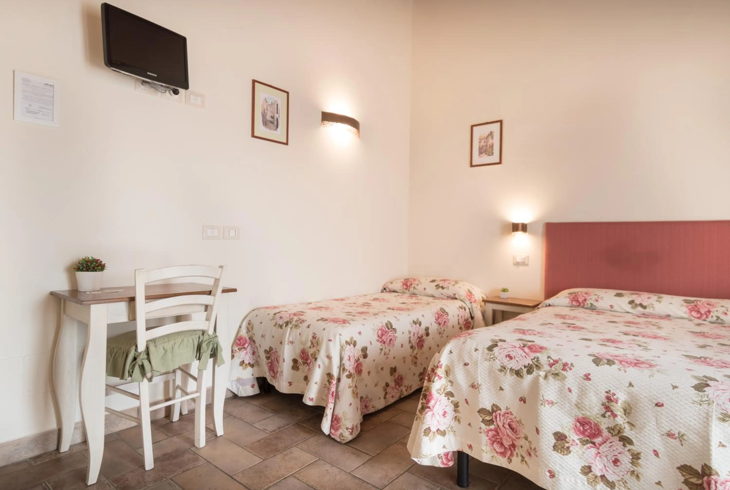 Bedroom, Bed in Rosa di Assisi