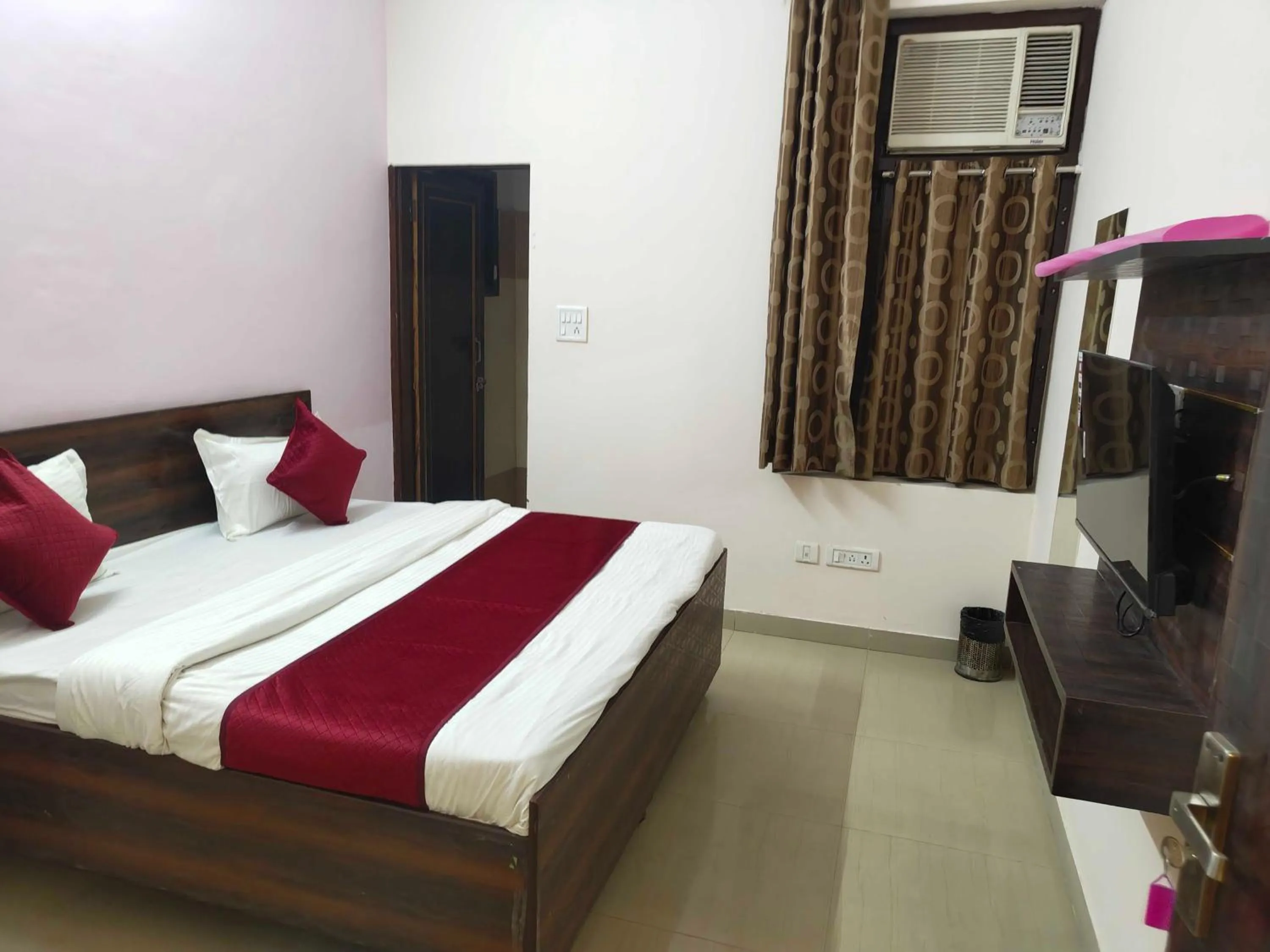 Bedroom, Bed in Kartik inn