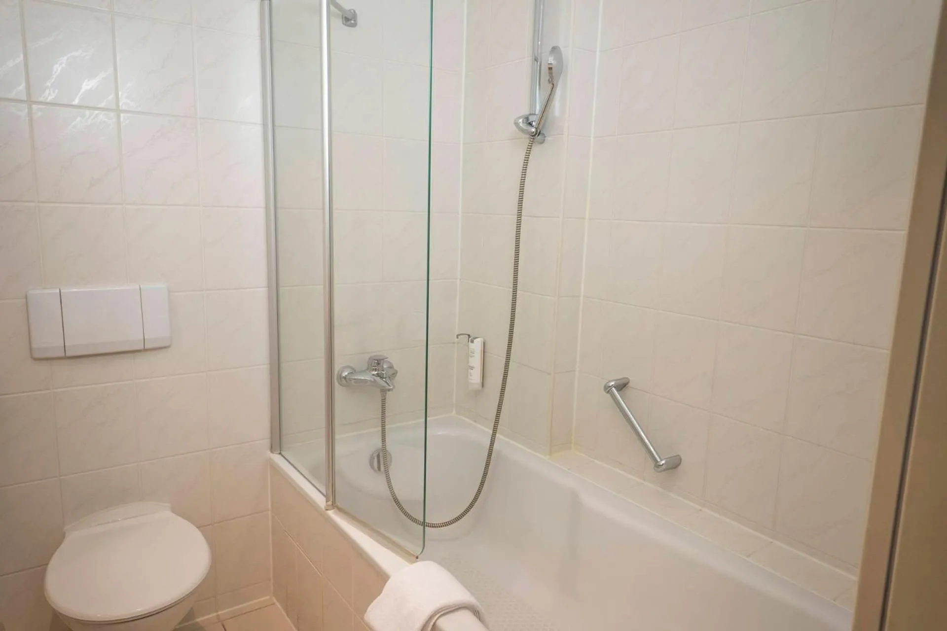 Bathroom in Atomis Hotel Munich Airport by Mercure