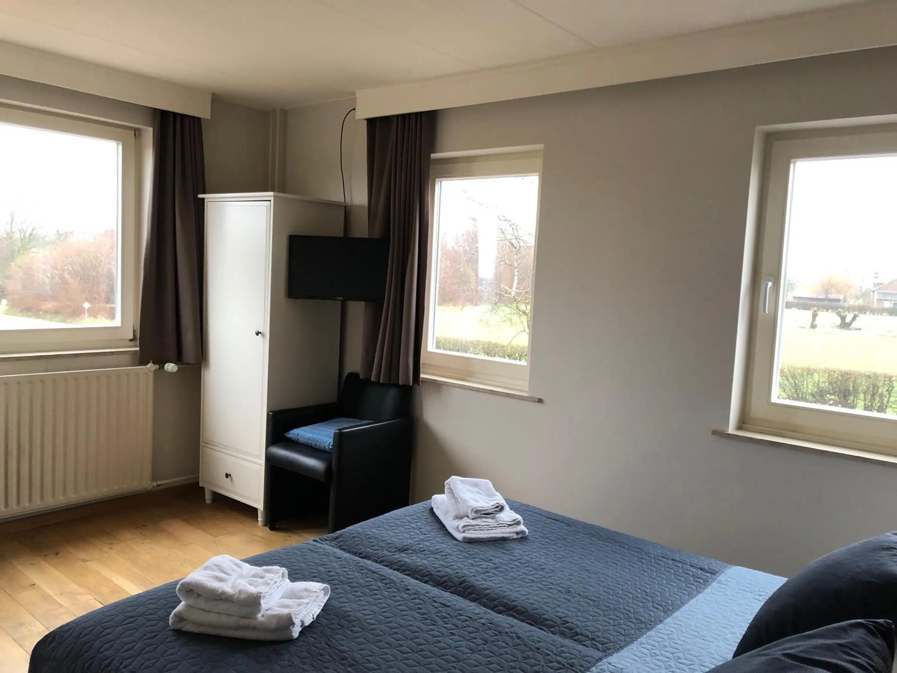 Bed in Hotel de Plank - alle kamers met airconditioning