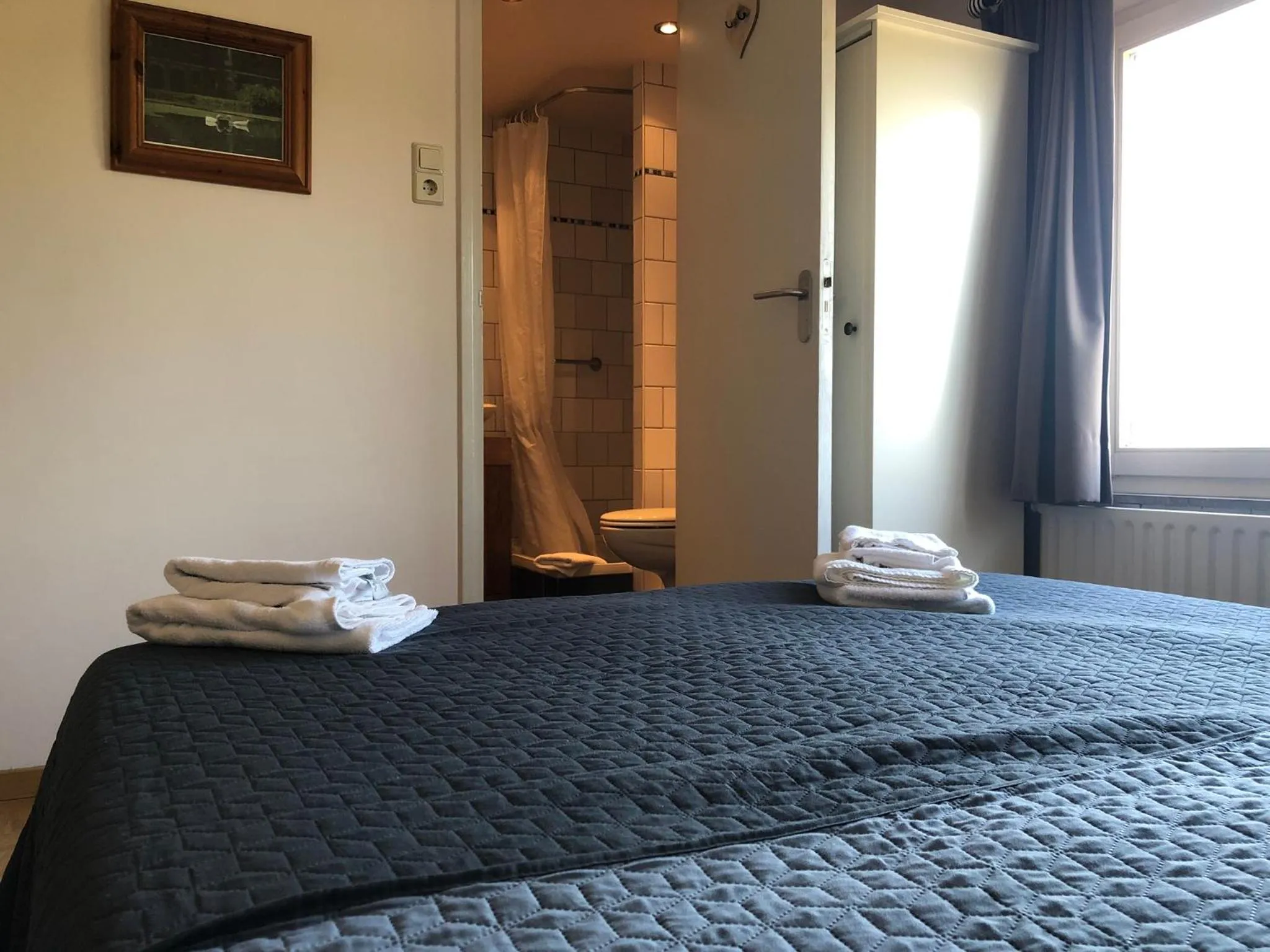 Bathroom, Bed in Hotel de Plank - alle kamers met airconditioning