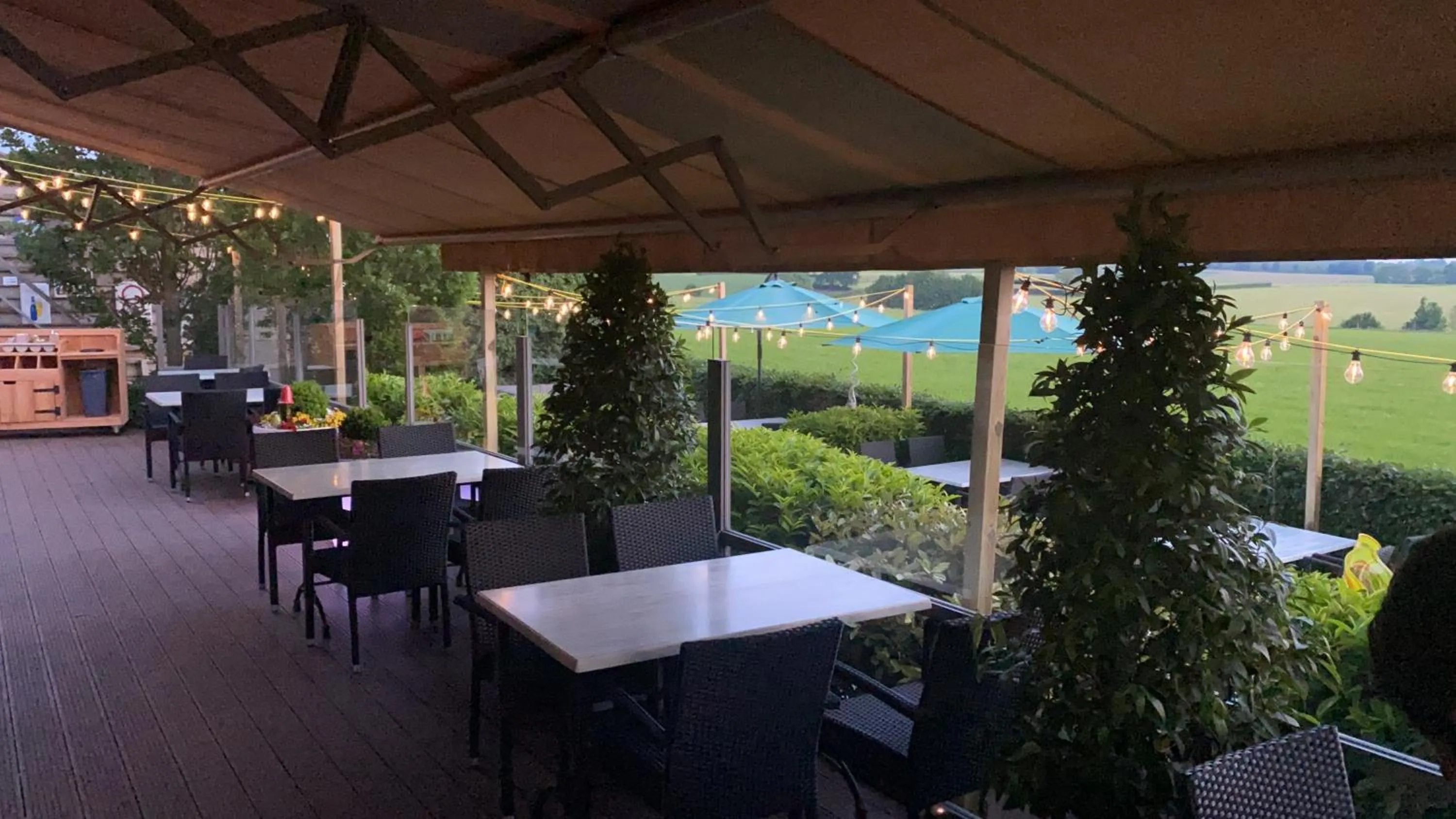 Patio in Hotel de Plank - alle kamers met airconditioning