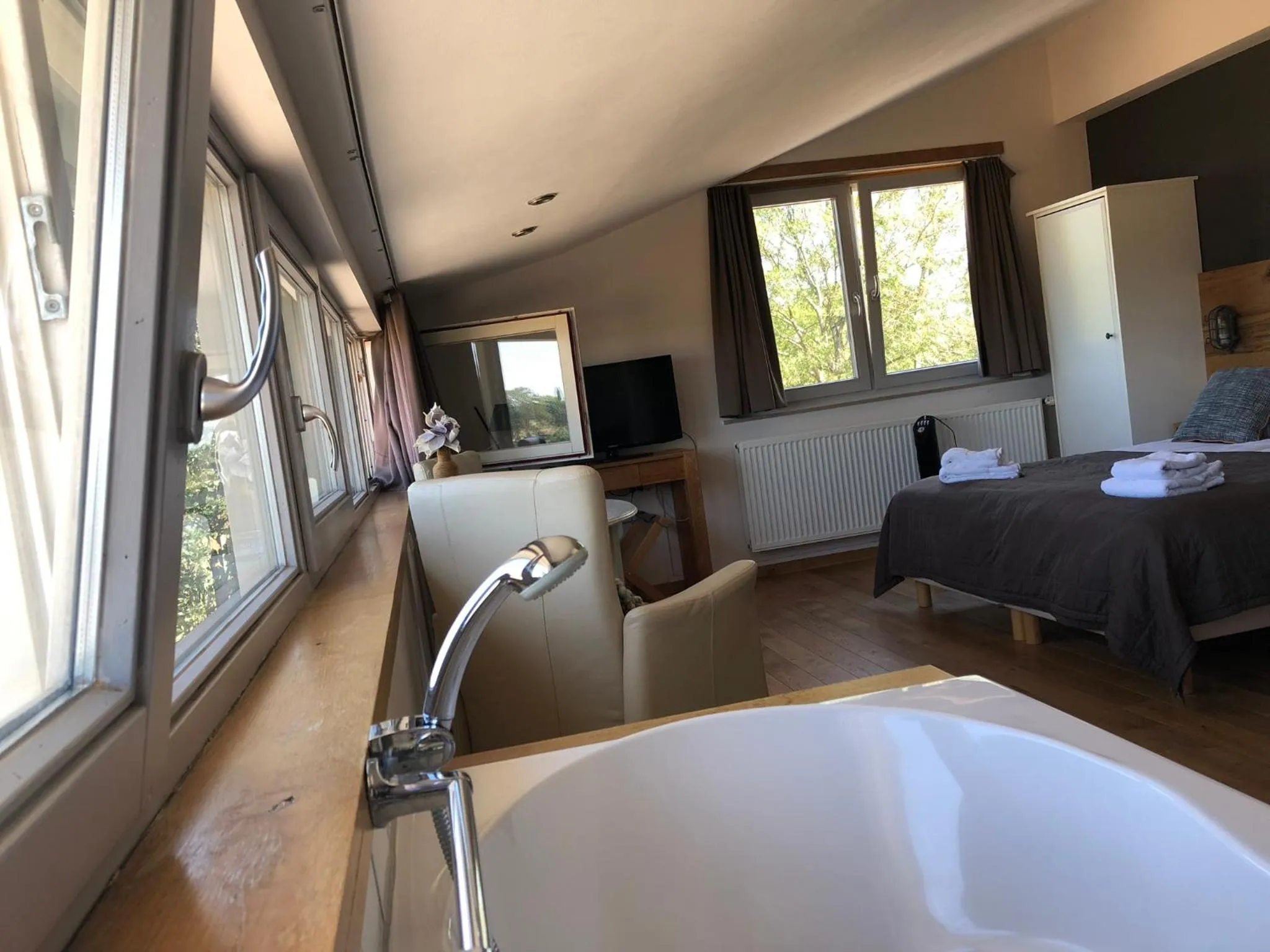 Photo of the whole room, Bed in Hotel de Plank - alle kamers met airconditioning