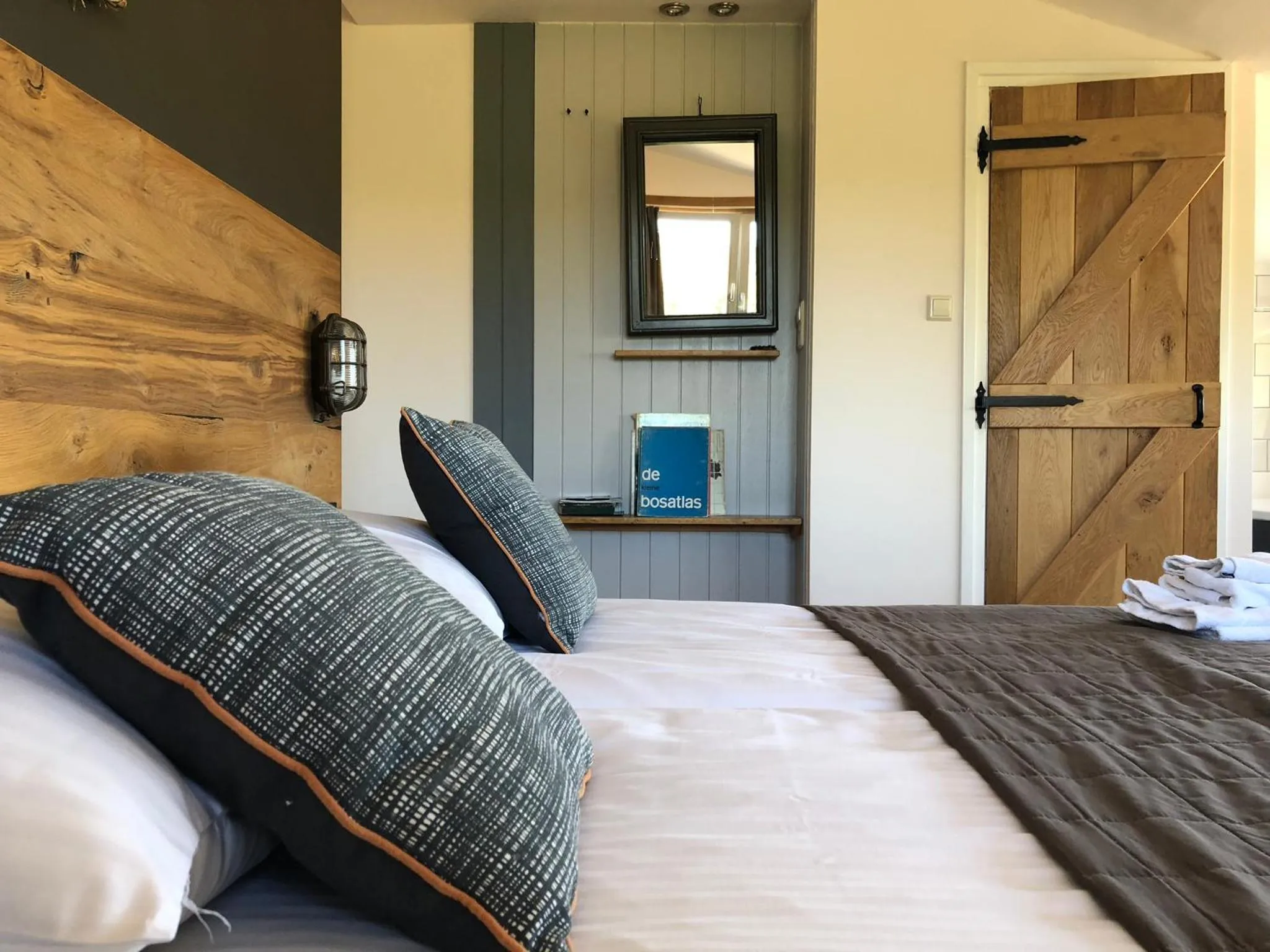 Bed in Hotel de Plank - alle kamers met airconditioning