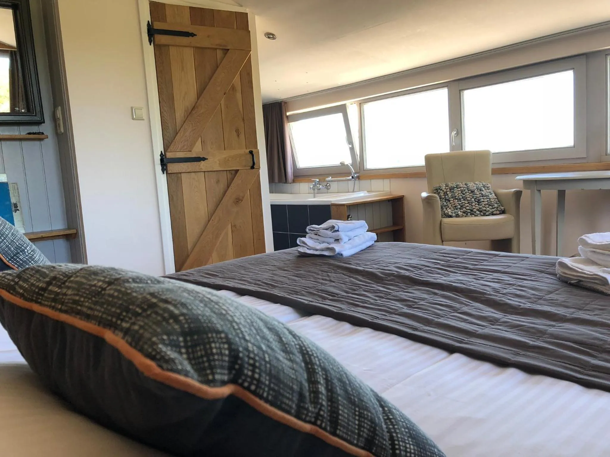 Bathroom, Bed in Hotel de Plank - alle kamers met airconditioning