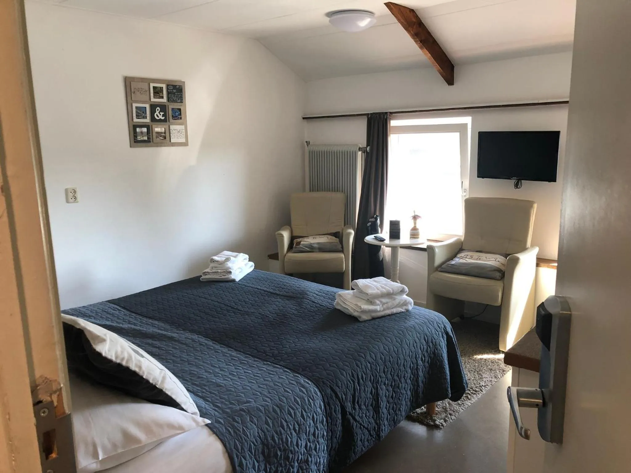 Photo of the whole room, Bed in Hotel de Plank - alle kamers met airconditioning