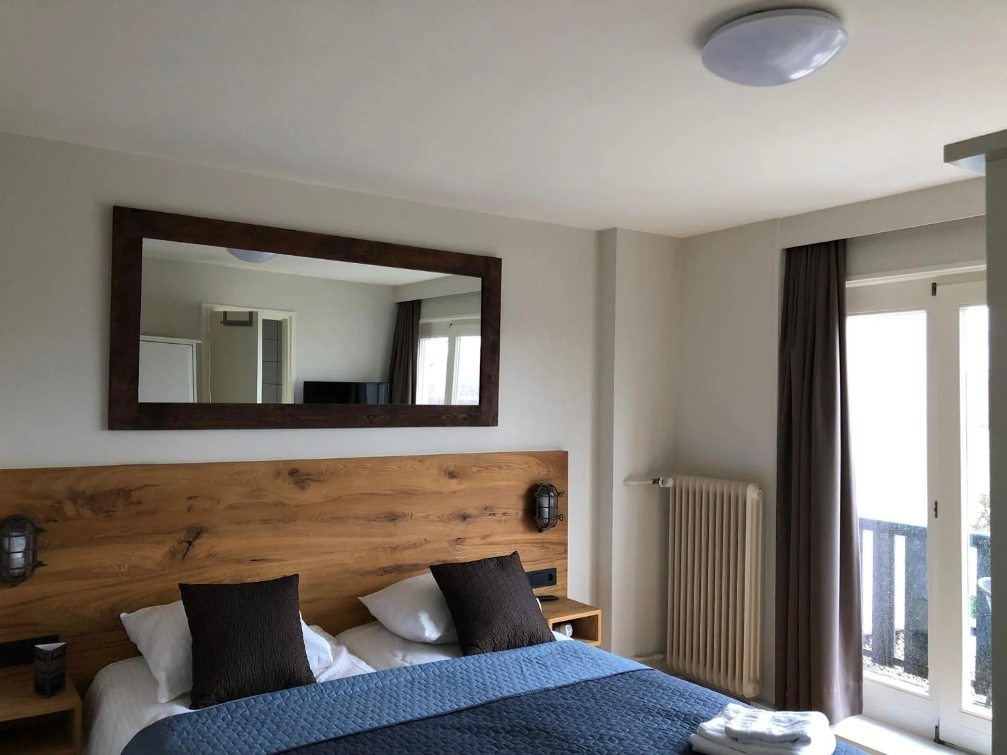 Photo of the whole room, Bed in Hotel de Plank - alle kamers met airconditioning