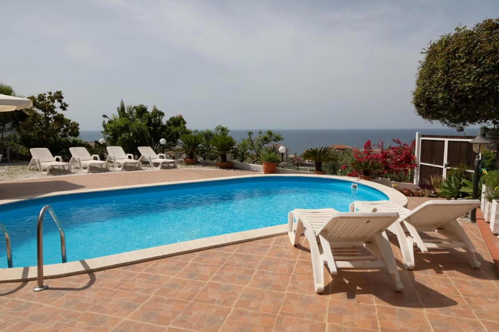 Swimming pool in B&B Villa Meridiana