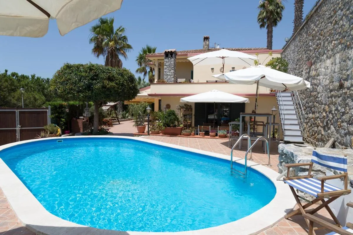 Swimming pool in B&B Villa Meridiana