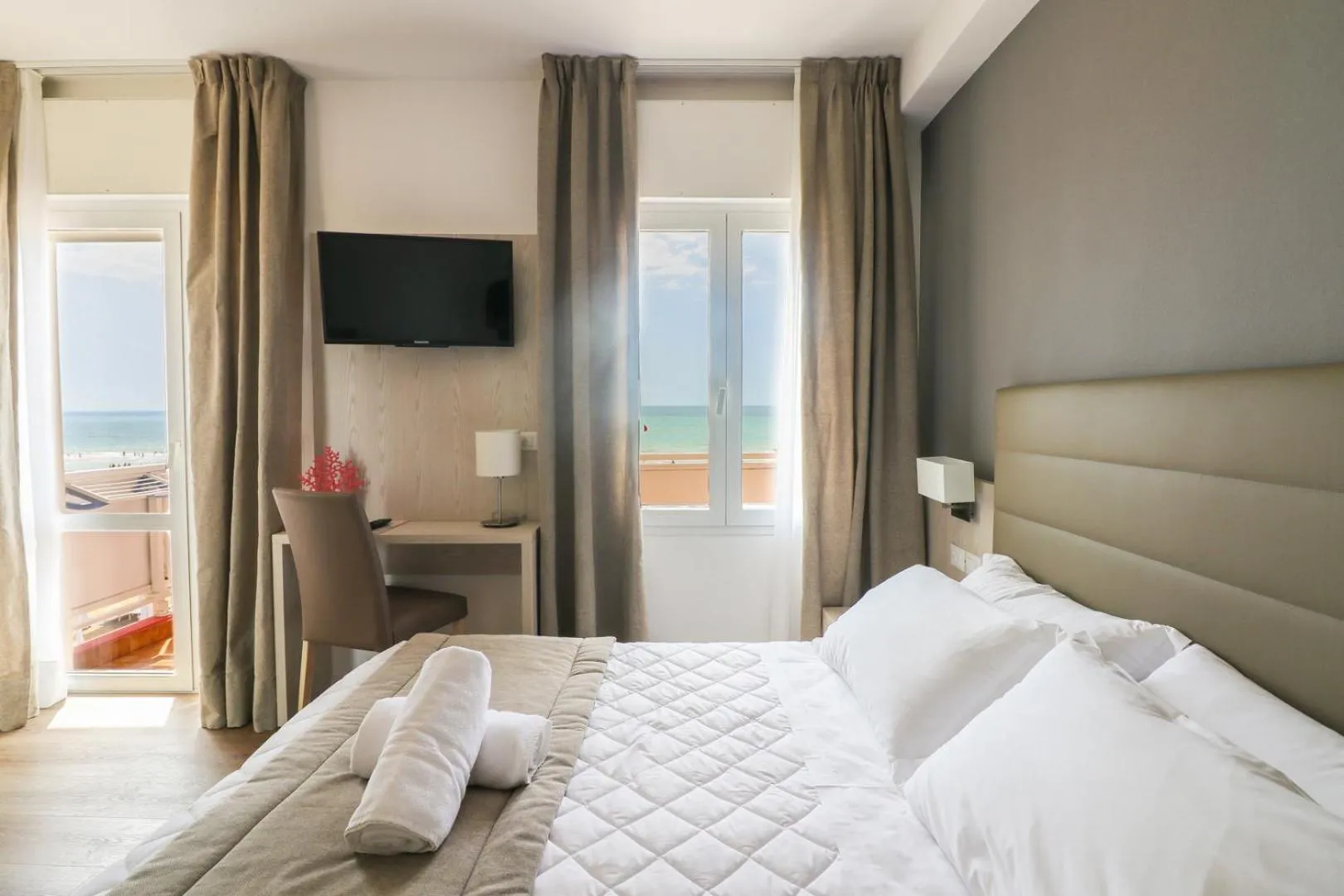 Communal lounge/ TV room, Bed in Hotel Loreley