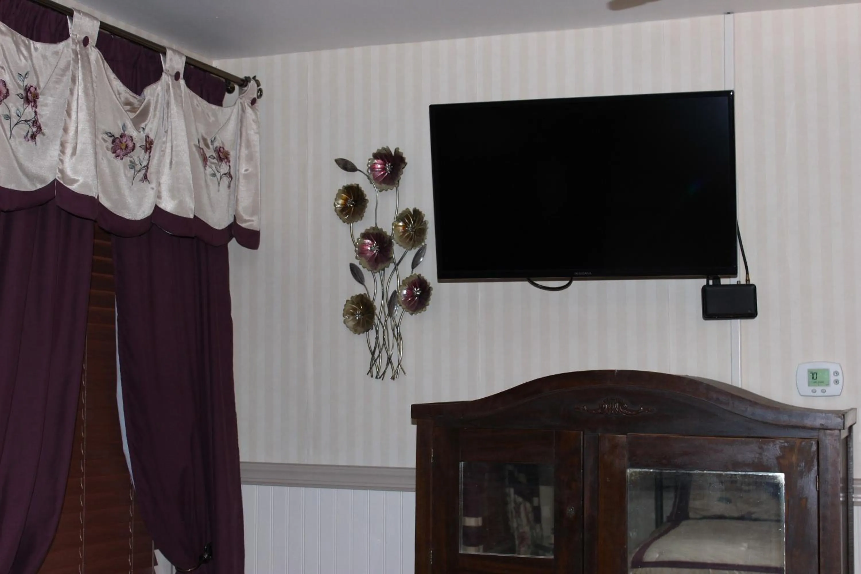 TV and multimedia in Carriage Stop Bed & Breakfast