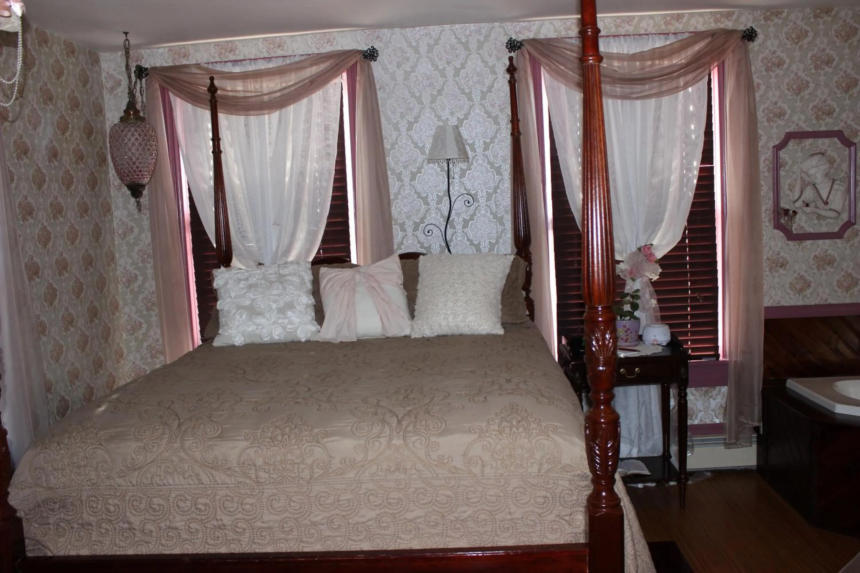 Bed in Carriage Stop Bed & Breakfast