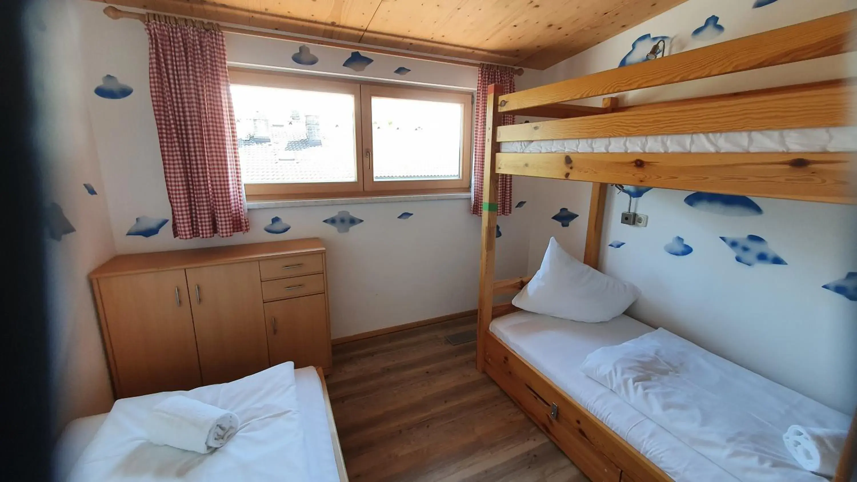 Twin Room with Shared Bathroom - single occupancy in Alpking Hostel Twin Room with Shared Bathroom - single occupancy in Alpking Hostel