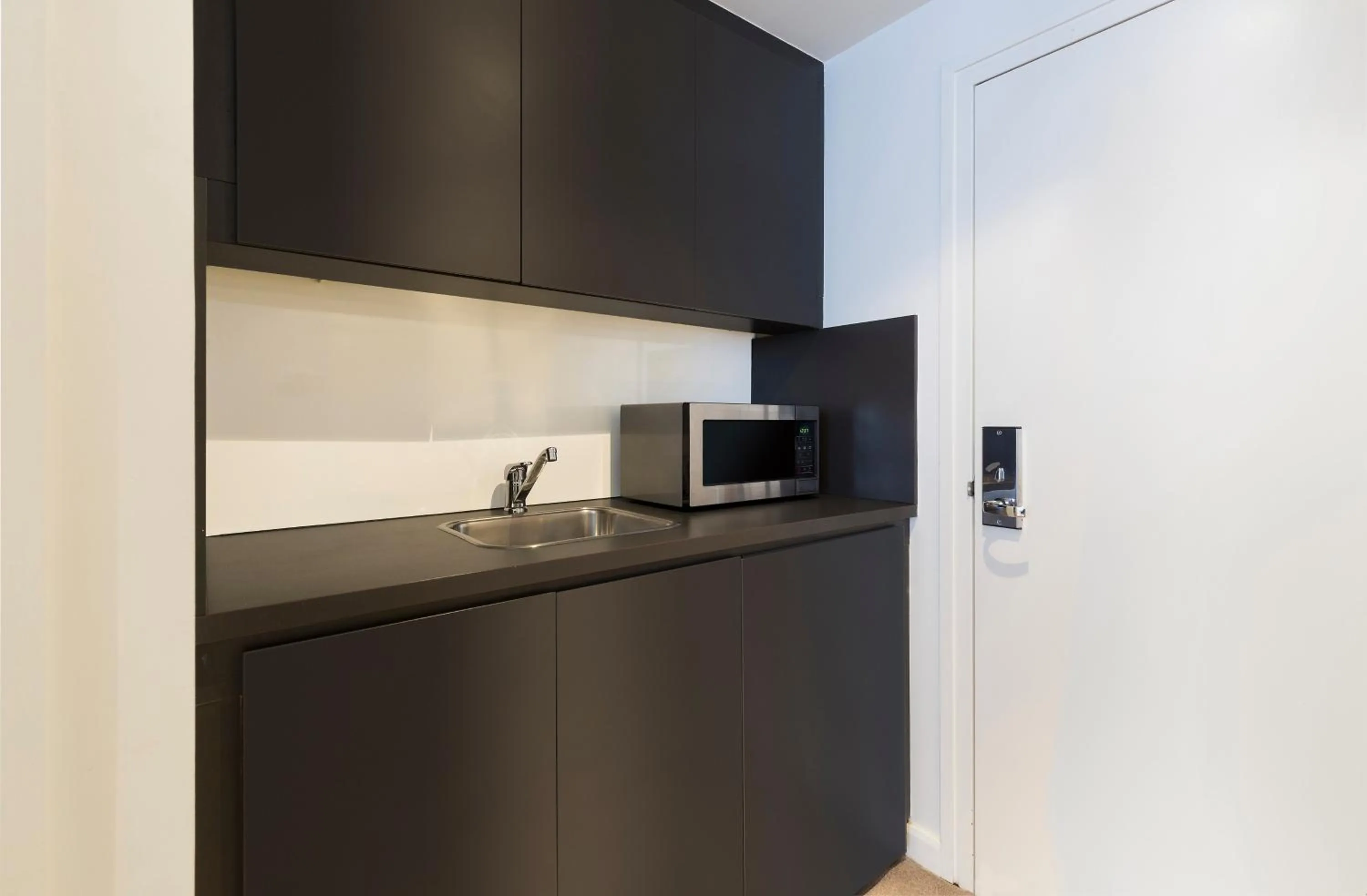 Kitchen or kitchenette in Adina Apartment Hotel Sydney, Darling Harbour
