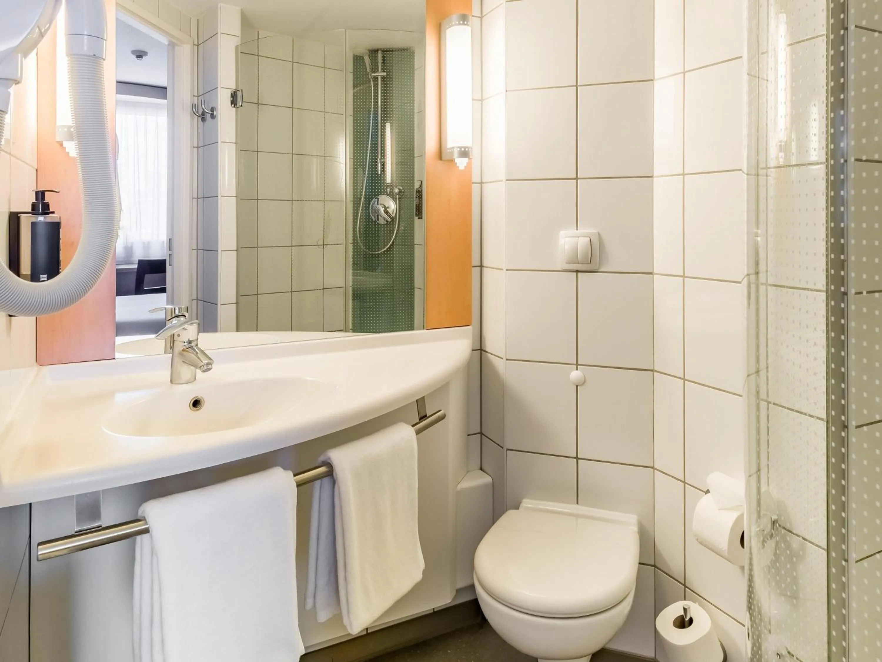 Bedroom in ibis Warszawa West Station