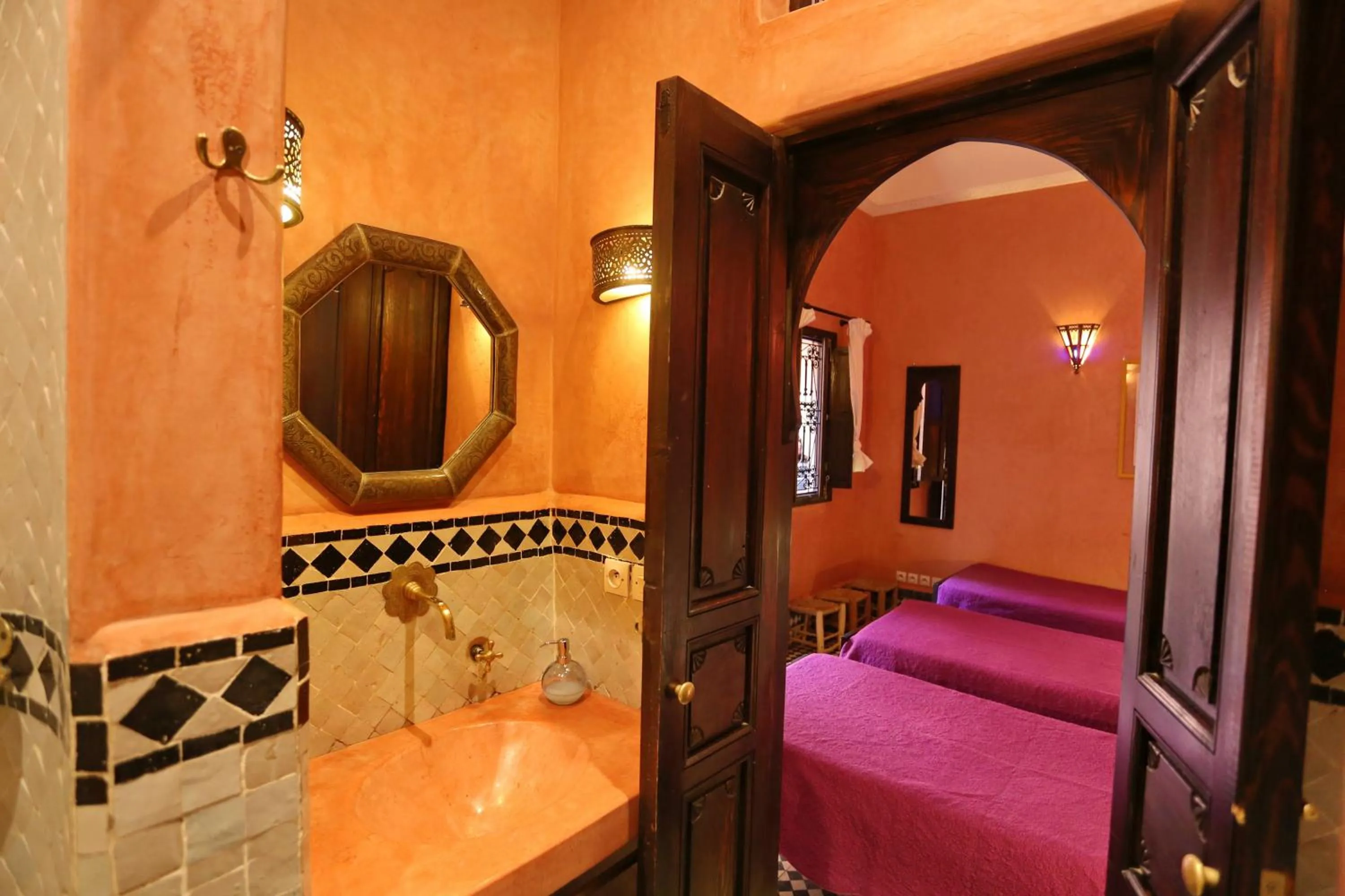 Bathroom, Bed in Riad Marrakiss