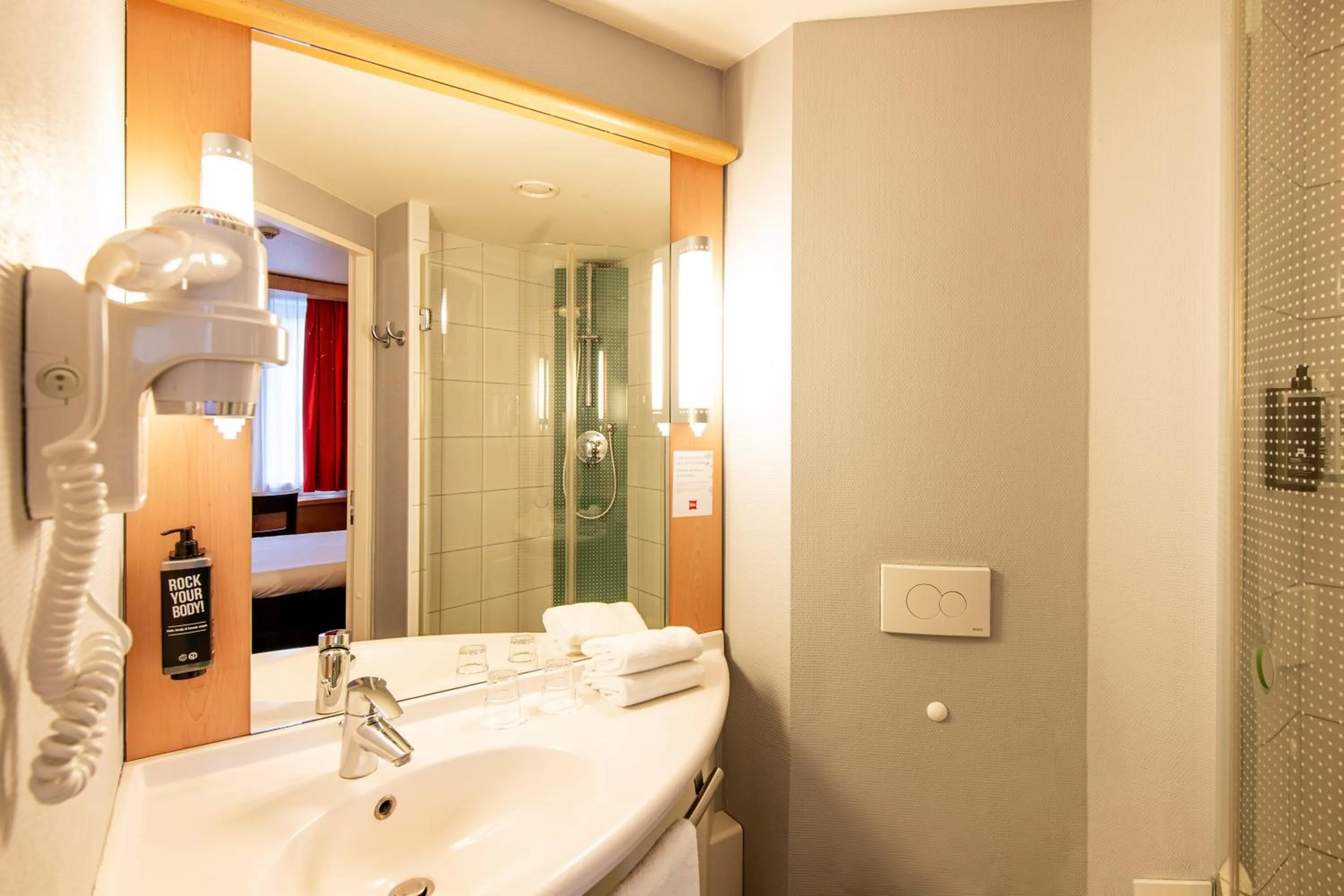 Bathroom in Ibis Kraków Stare Miasto