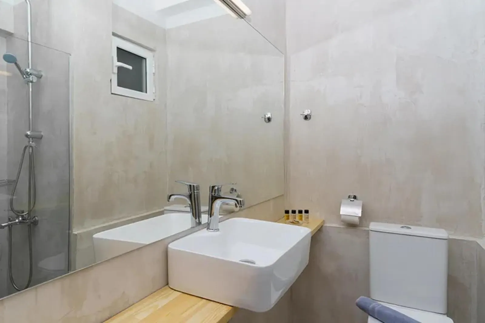 Bathroom in Calamos Beach Family Club