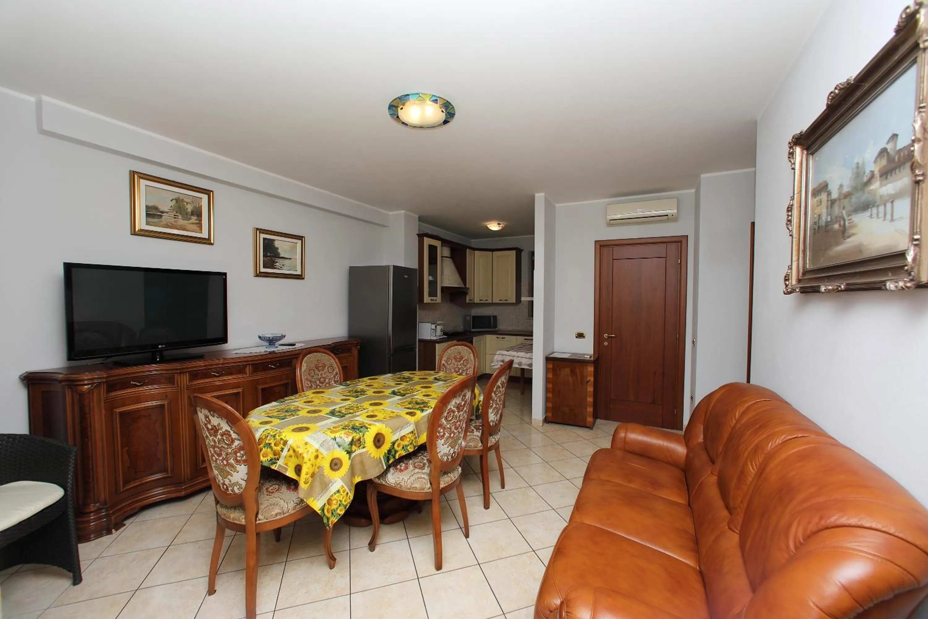 Communal lounge/ TV room in Hotel Campanello