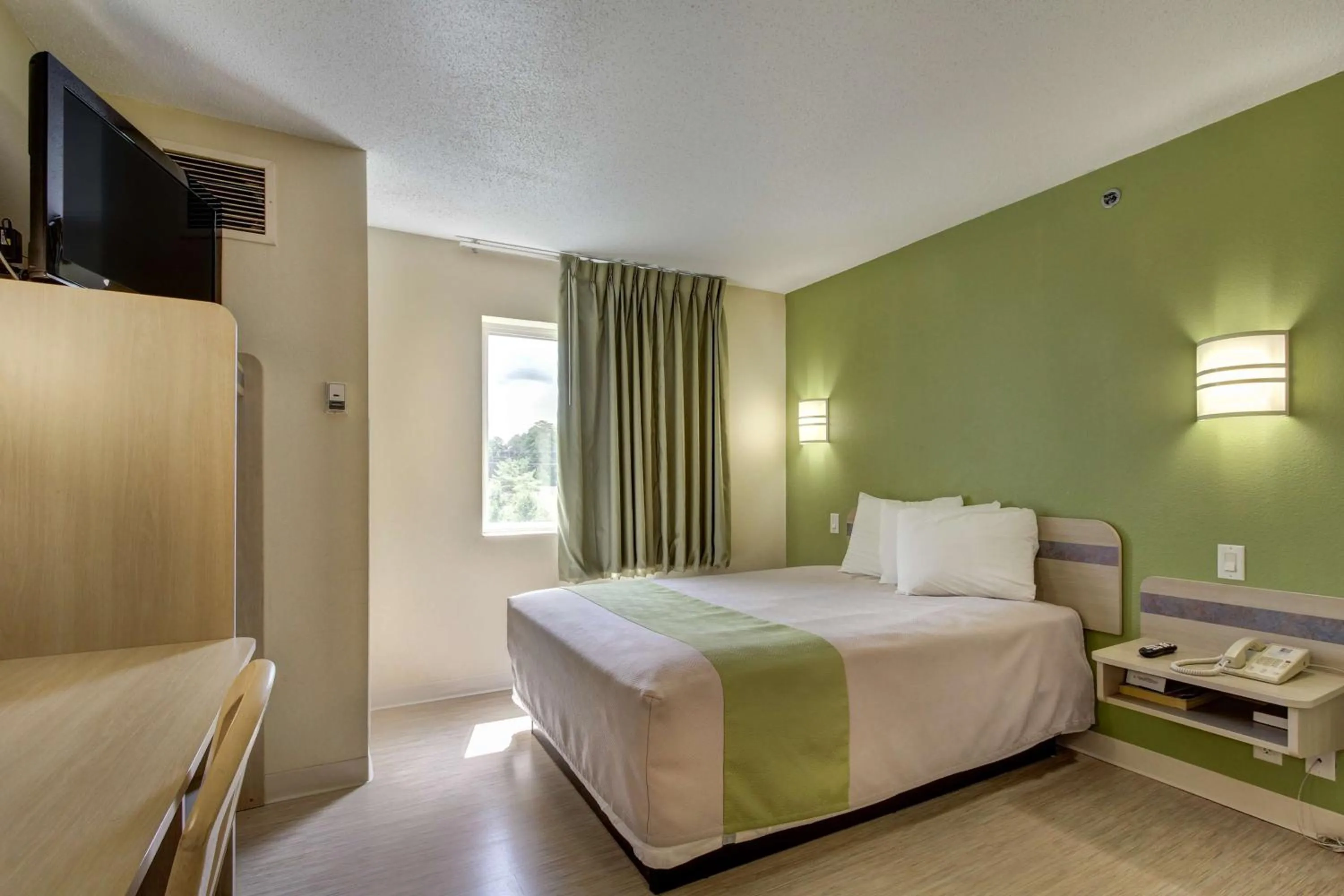 Photo of the whole room, Bed in Motel 6-Medina, OH - Cleveland