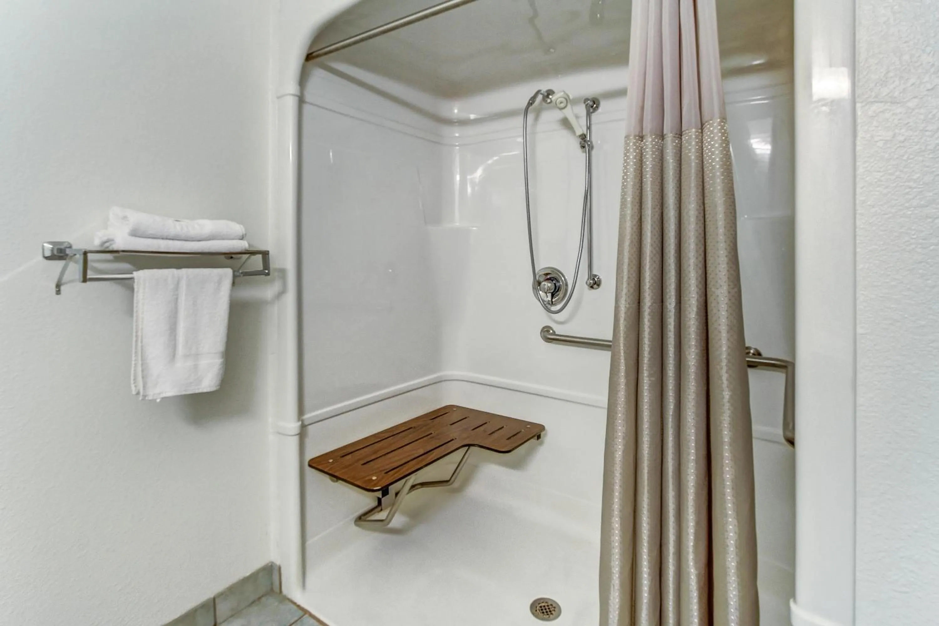 Bathroom in Motel 6-Medina, OH - Cleveland