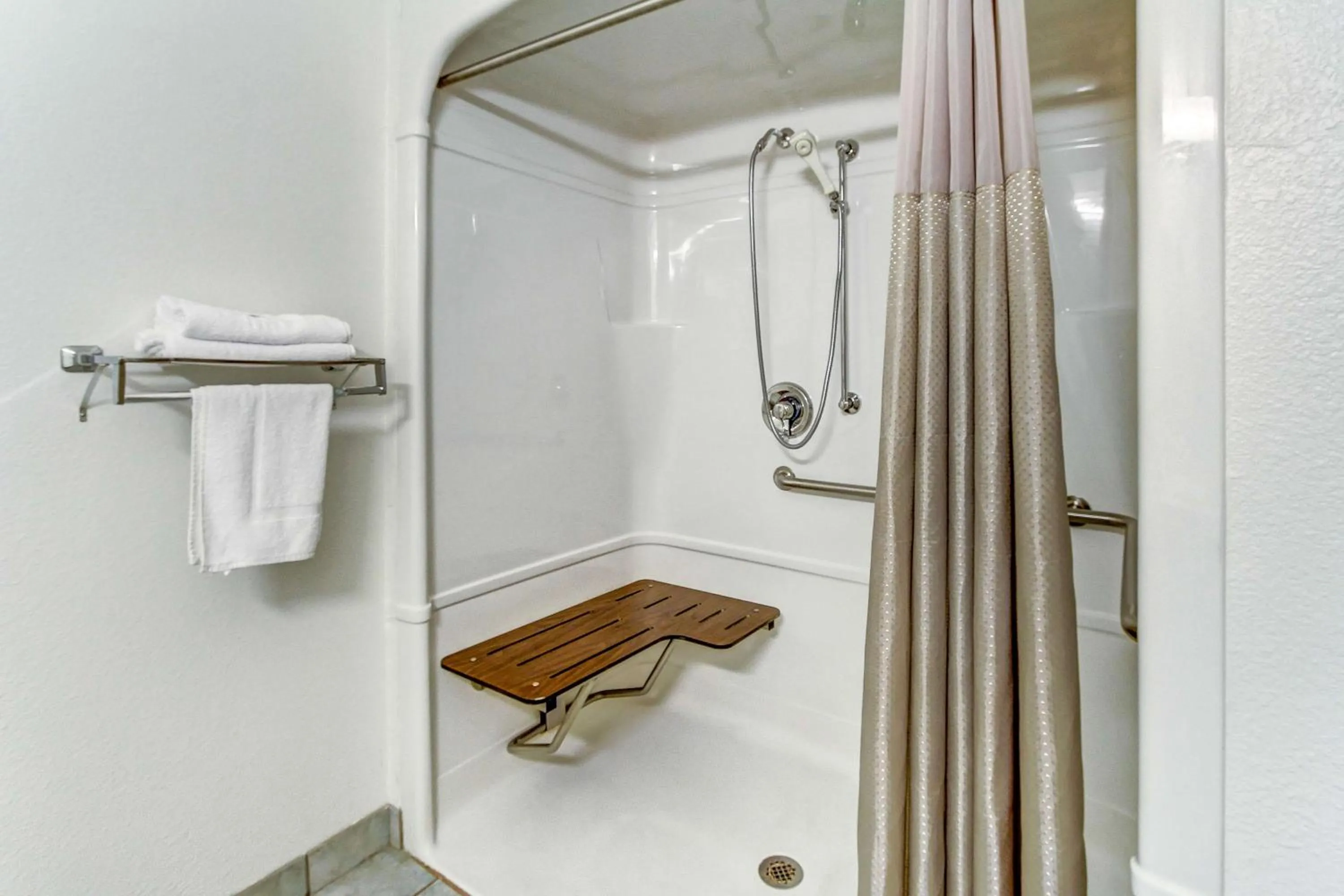 Photo of the whole room in Motel 6-Medina, OH - Cleveland