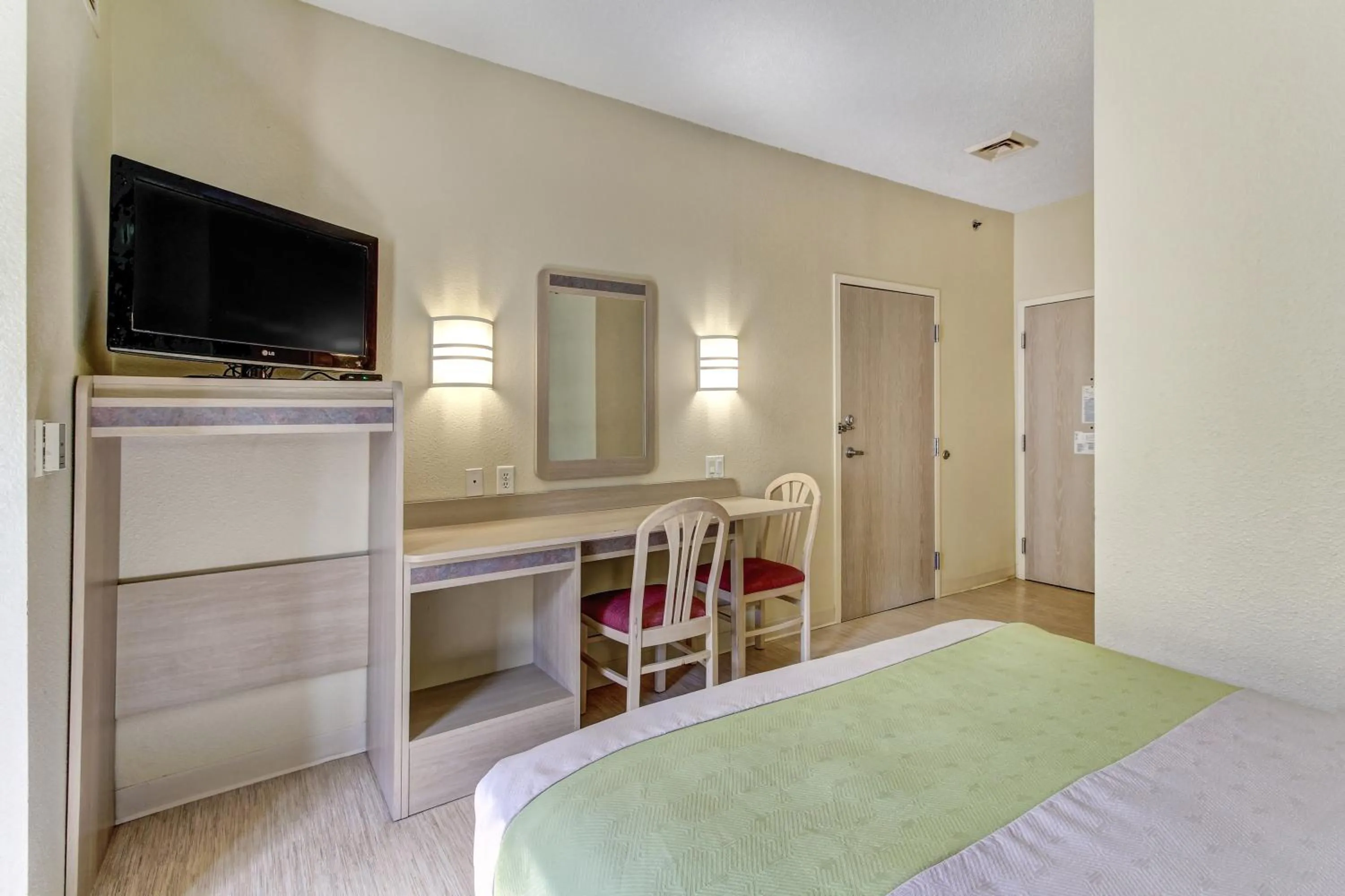 Bedroom, Bed in Motel 6-Medina, OH - Cleveland