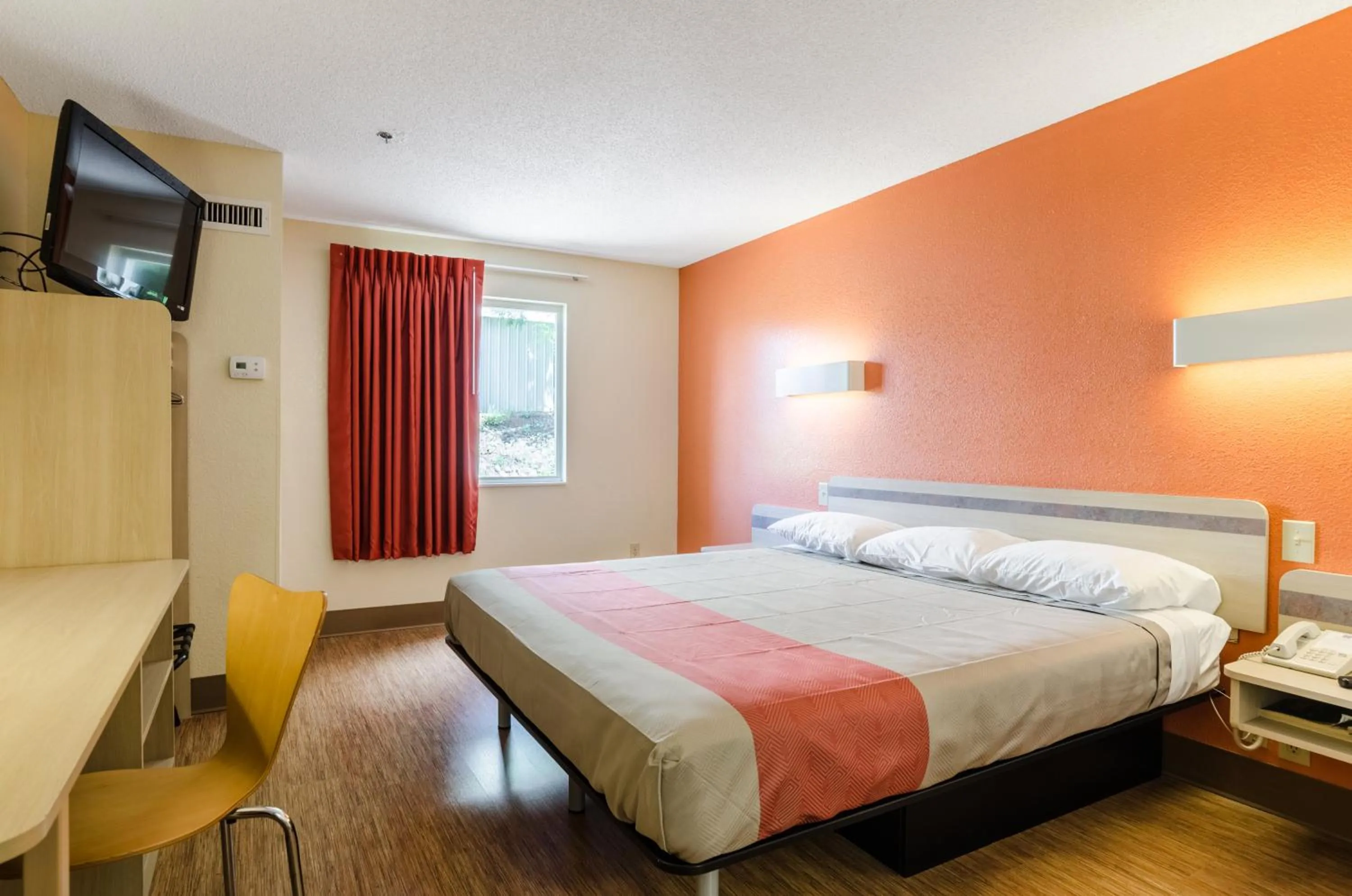 Bedroom, Bed in Motel 6-Bristol, VA