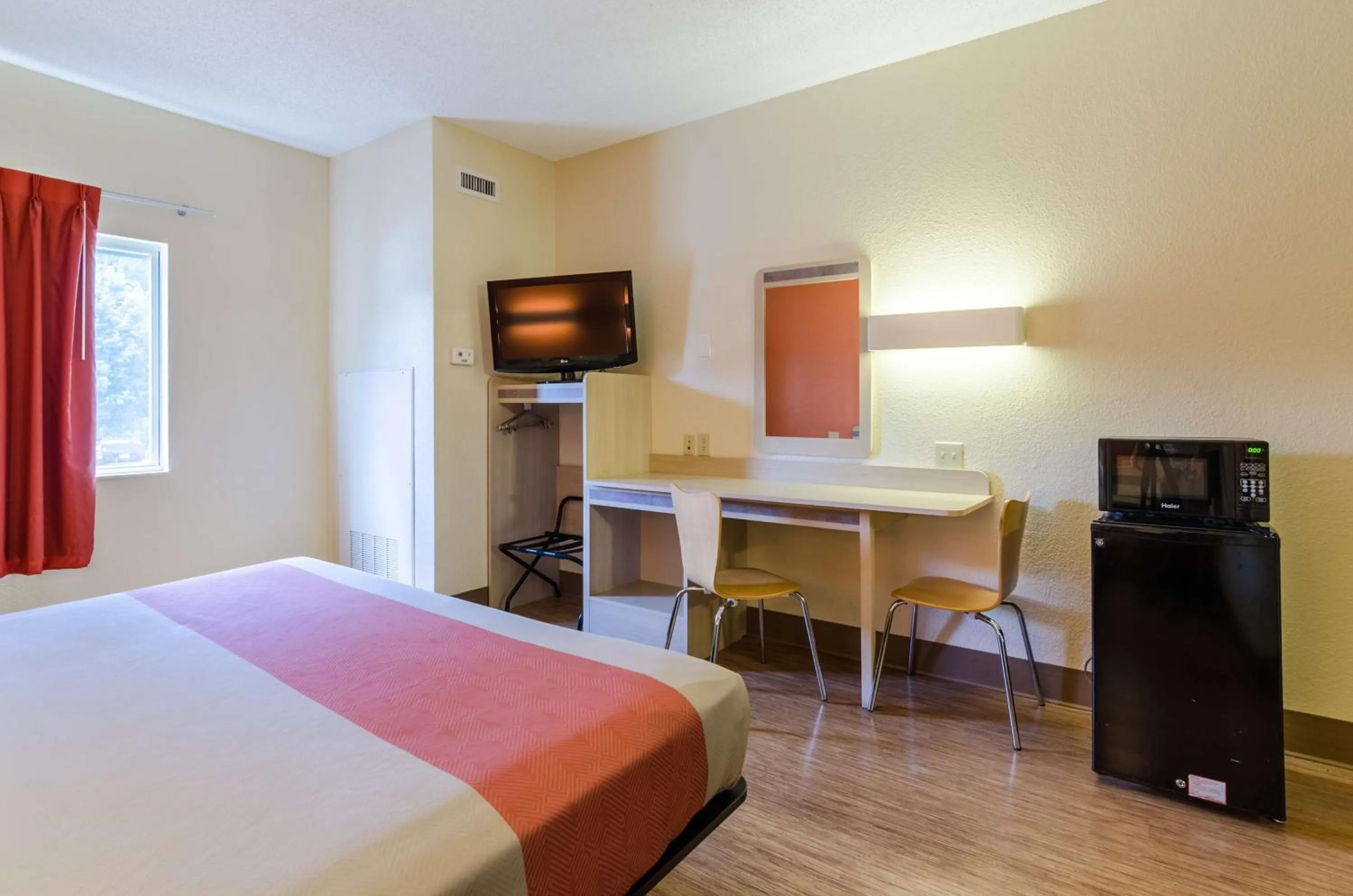 Photo of the whole room, Bed in Motel 6-Bristol, VA