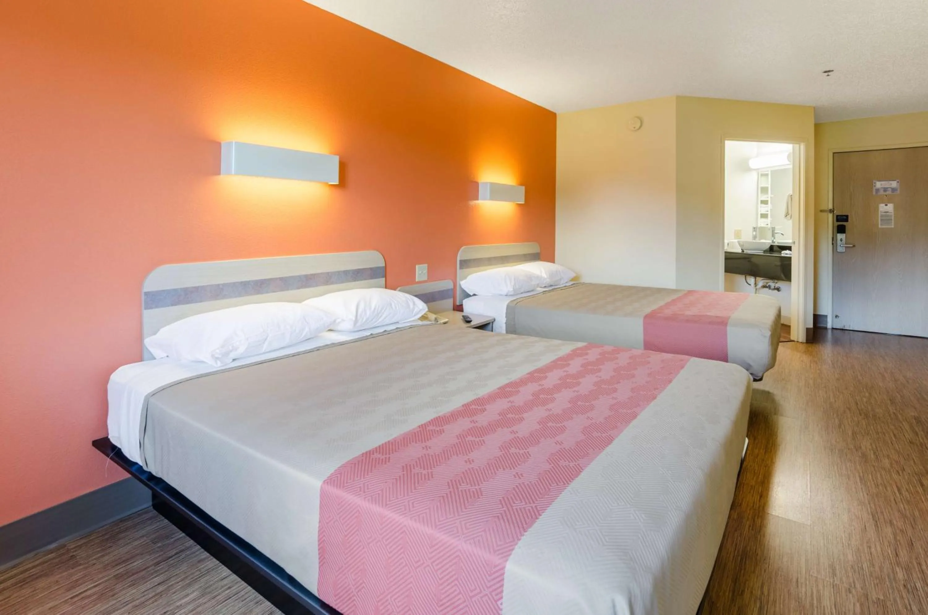 Photo of the whole room, Bed in Motel 6-Bristol, VA