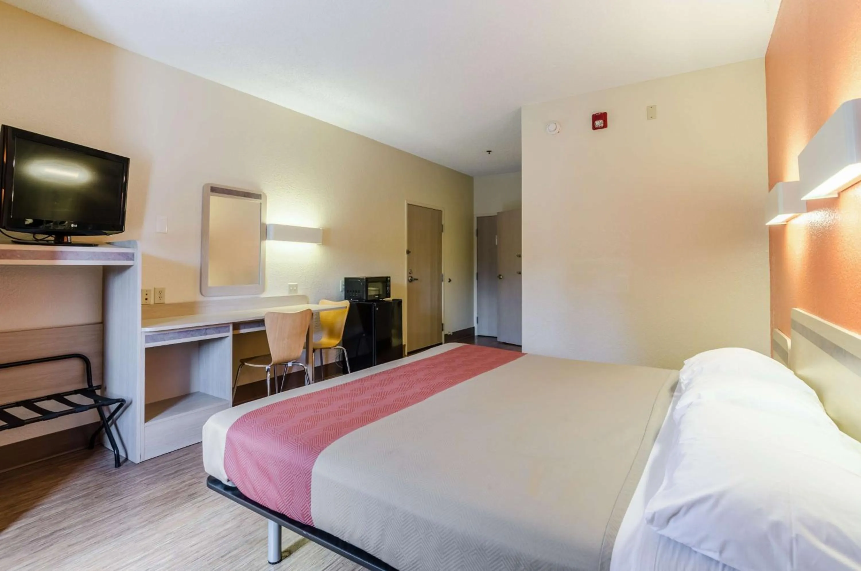 Photo of the whole room, Bed in Motel 6-Bristol, VA