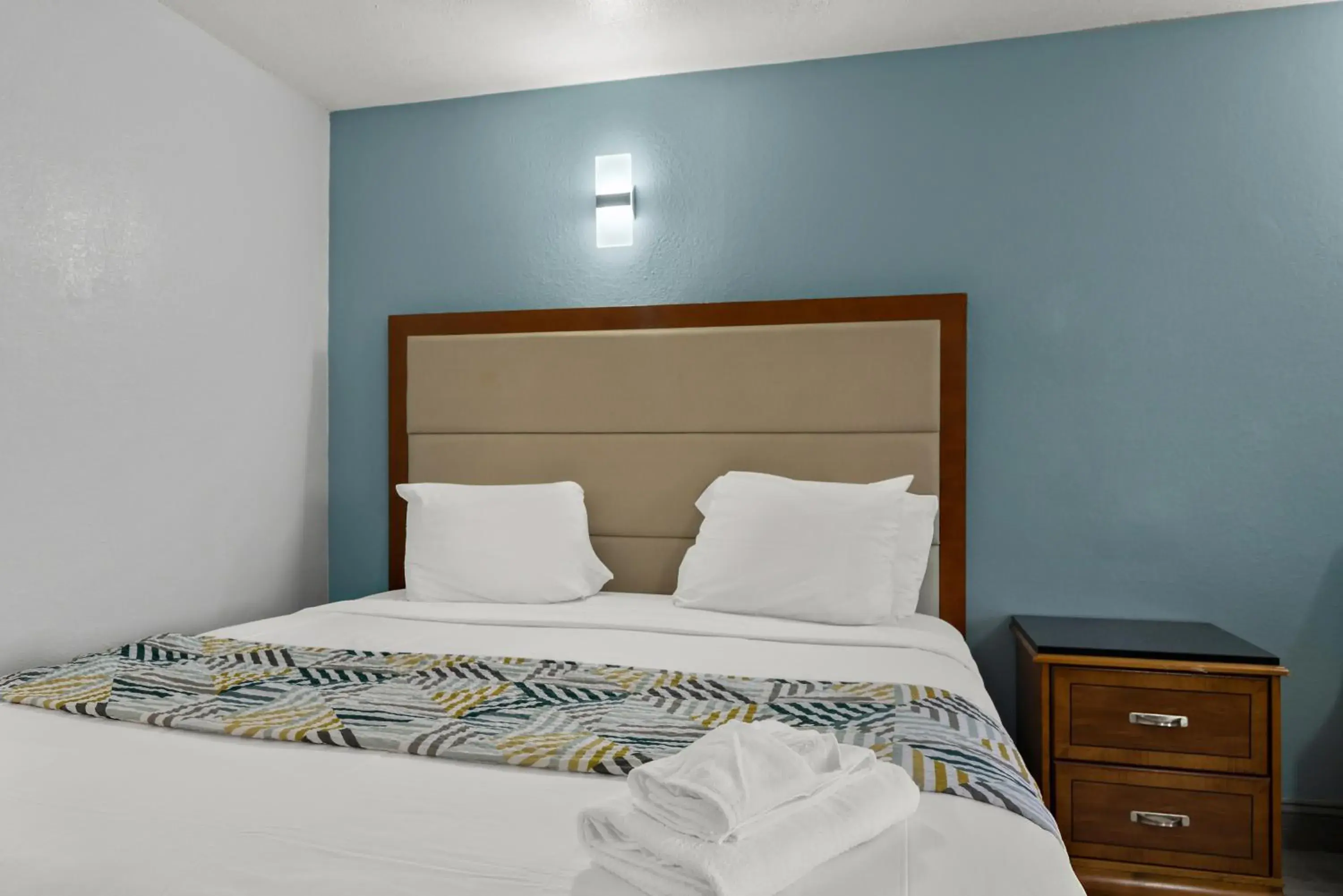 1 King Bed Non Smoking in Americas Best Value Inn Bangor 1 King Bed Non Smoking in Americas Best Value Inn Bangor