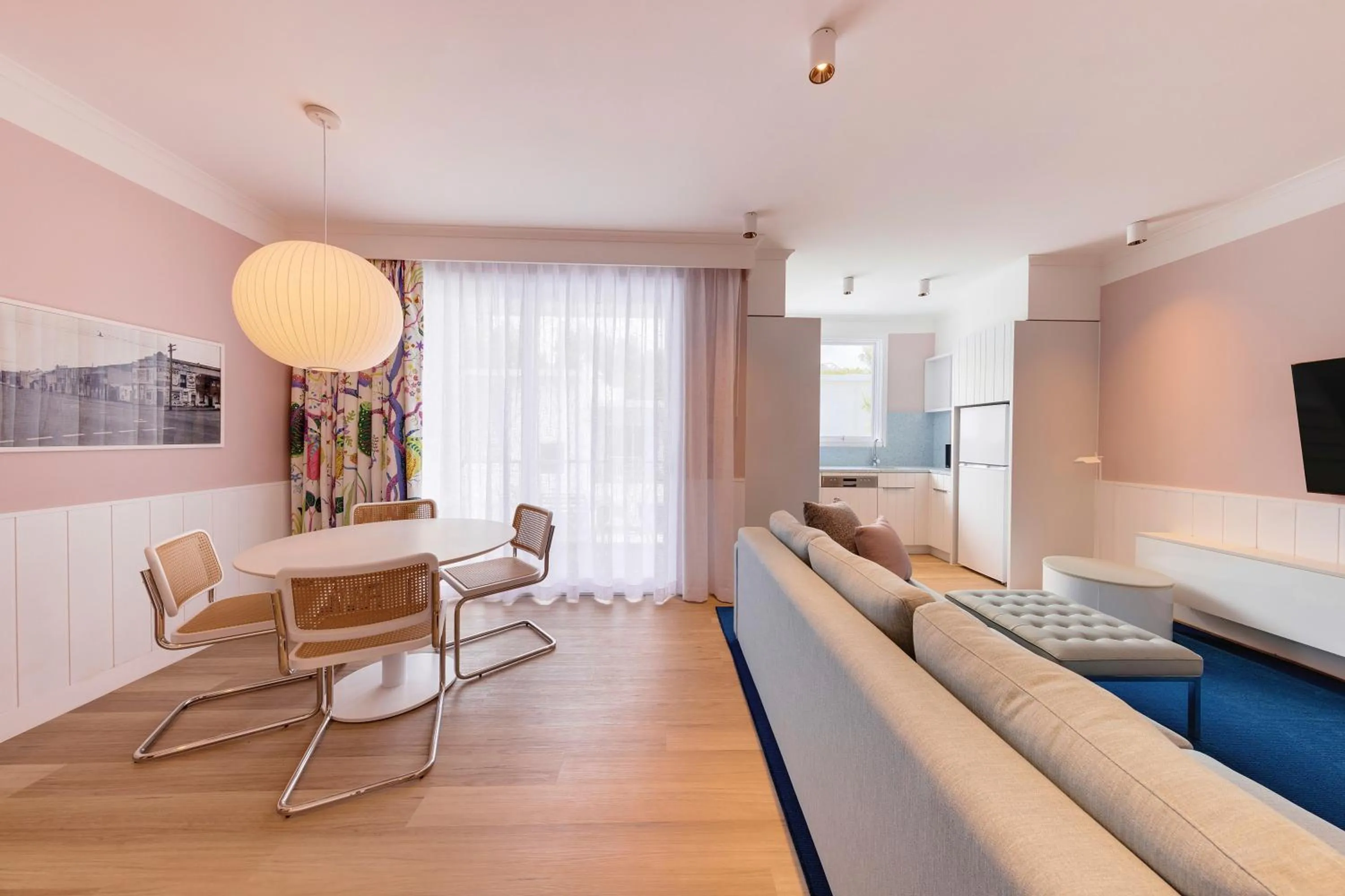 TV and multimedia in Adina Apartment Hotel Chippendale