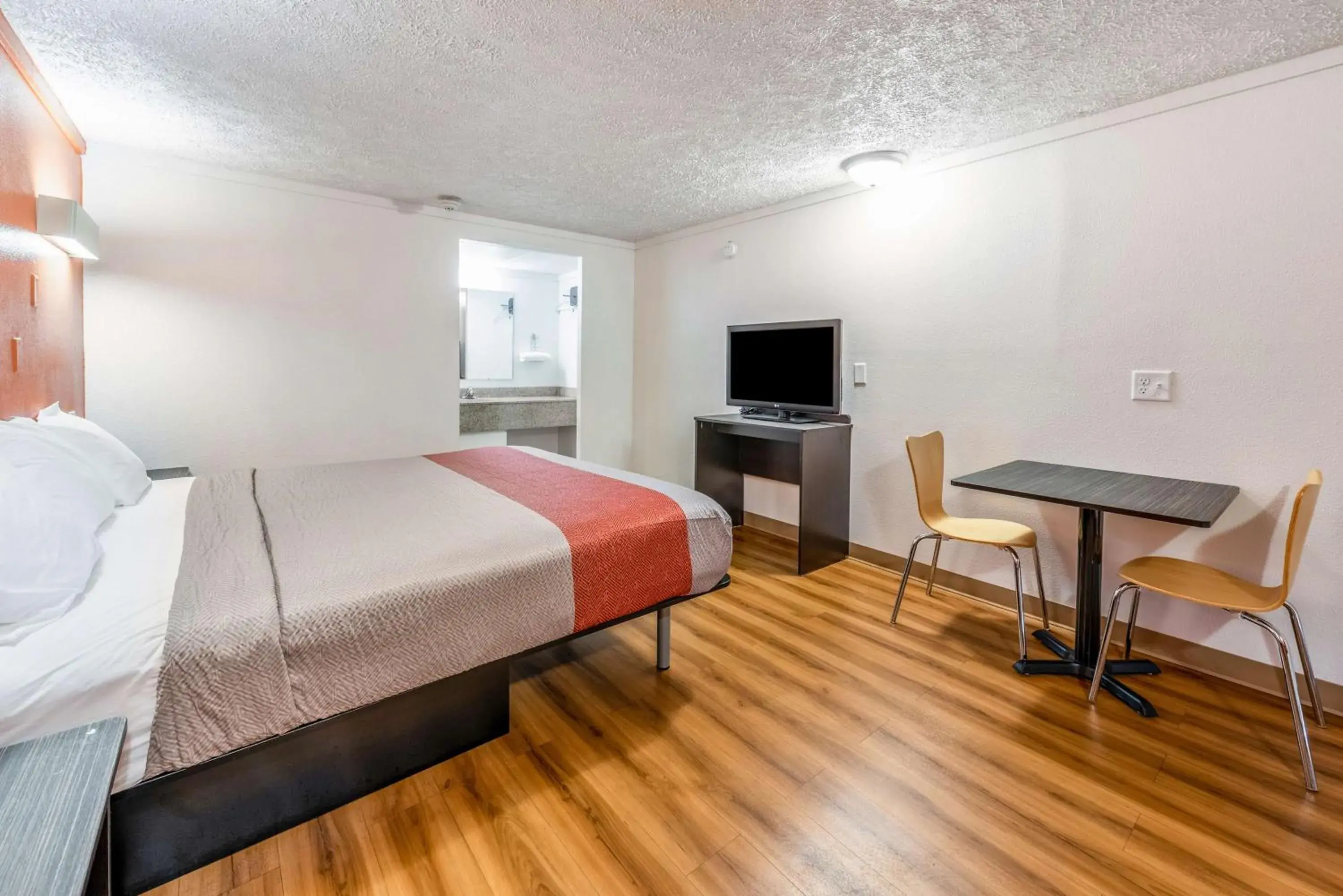 King Room - Smoking in Motel 6-Mansfield, OH King Room - Smoking in Motel 6-Mansfield, OH