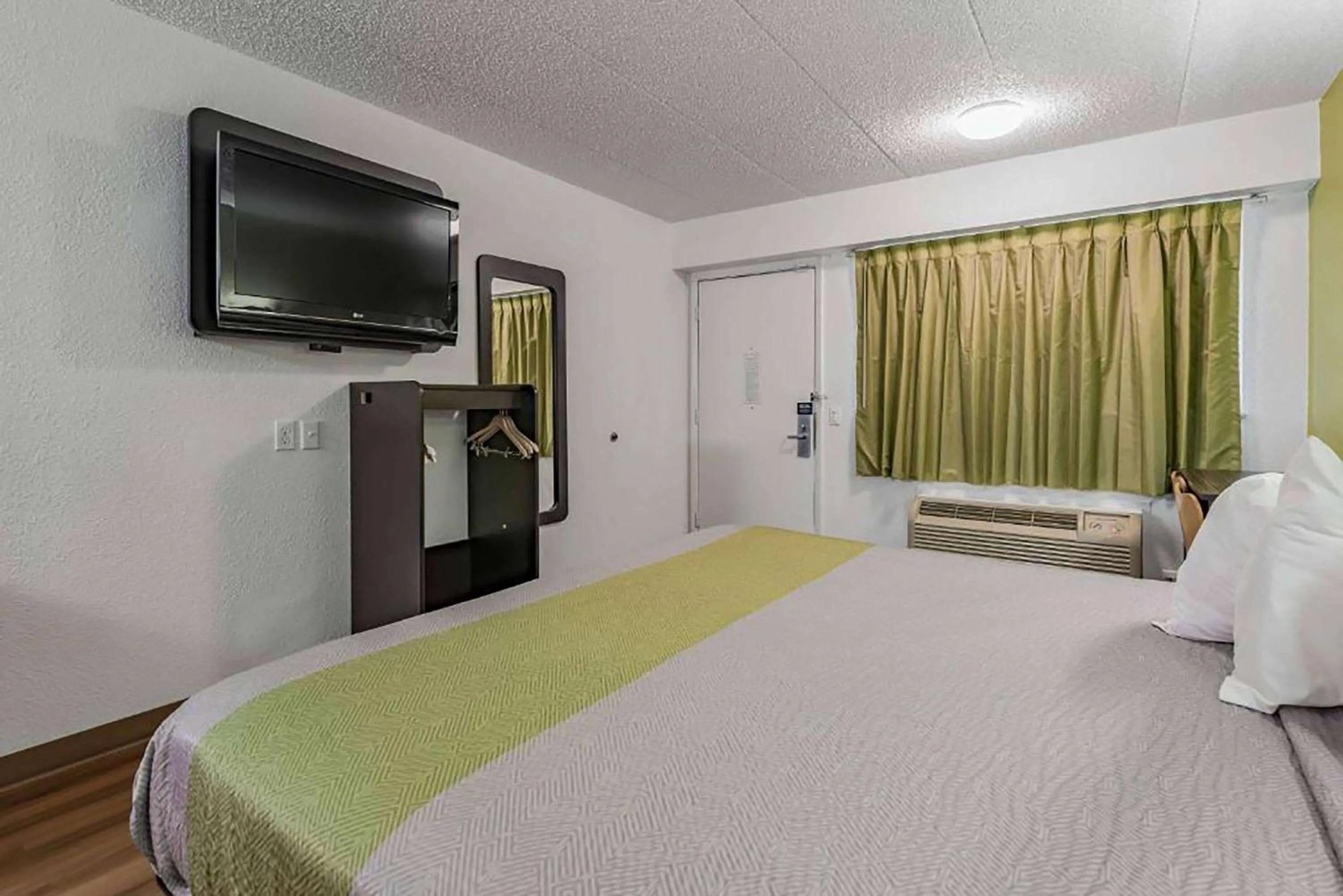 Photo of the whole room, Bed in Days Inn by Wyndham Cincinnati I-71